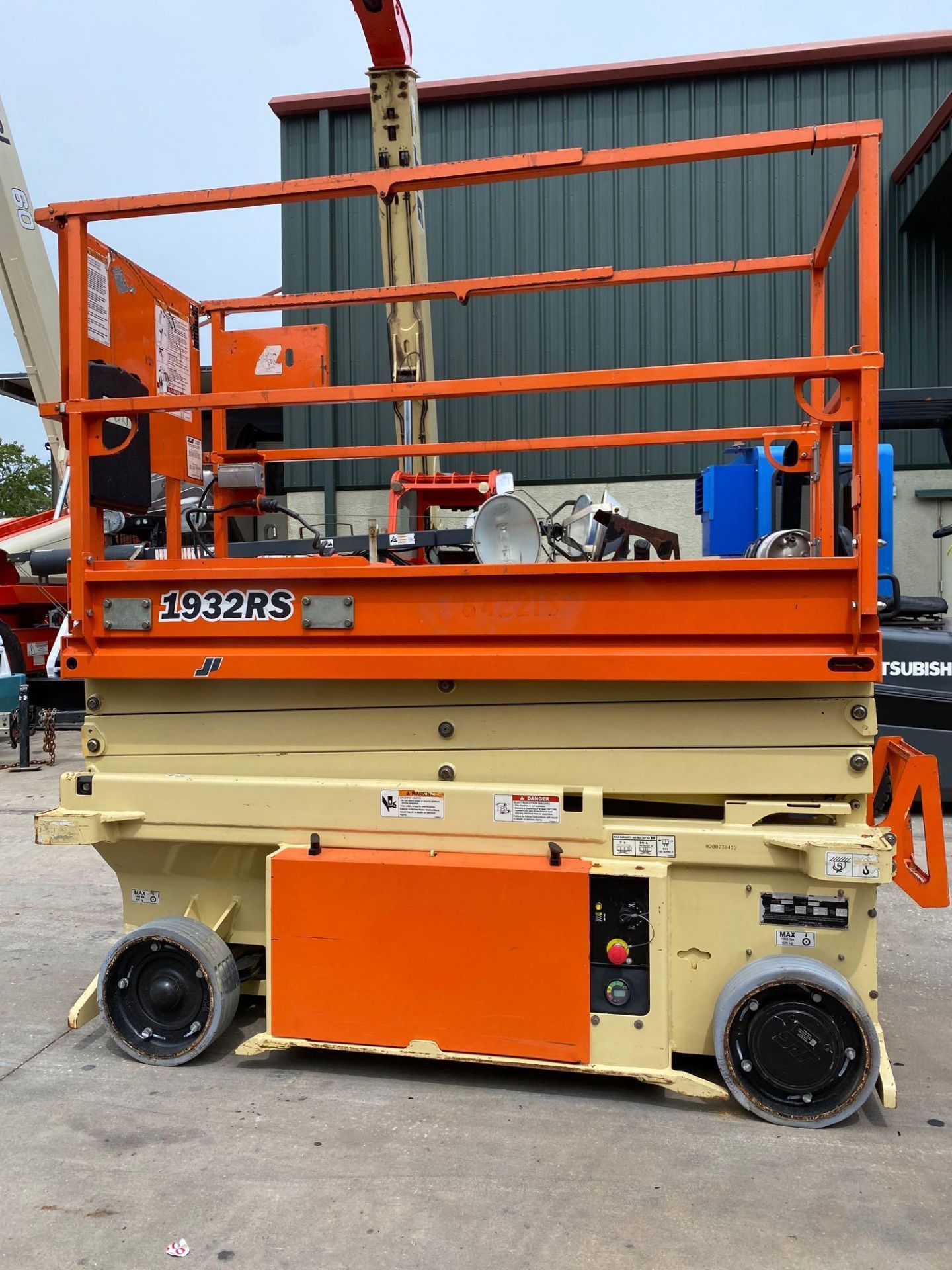 2015 JLG 1932RS ELECTRIC SCISSOR LIFT, SELF PROPELLED, 19' PLATFORM HEIGHTT, BUILT IN BATTERY CHARGE - Image 4 of 7