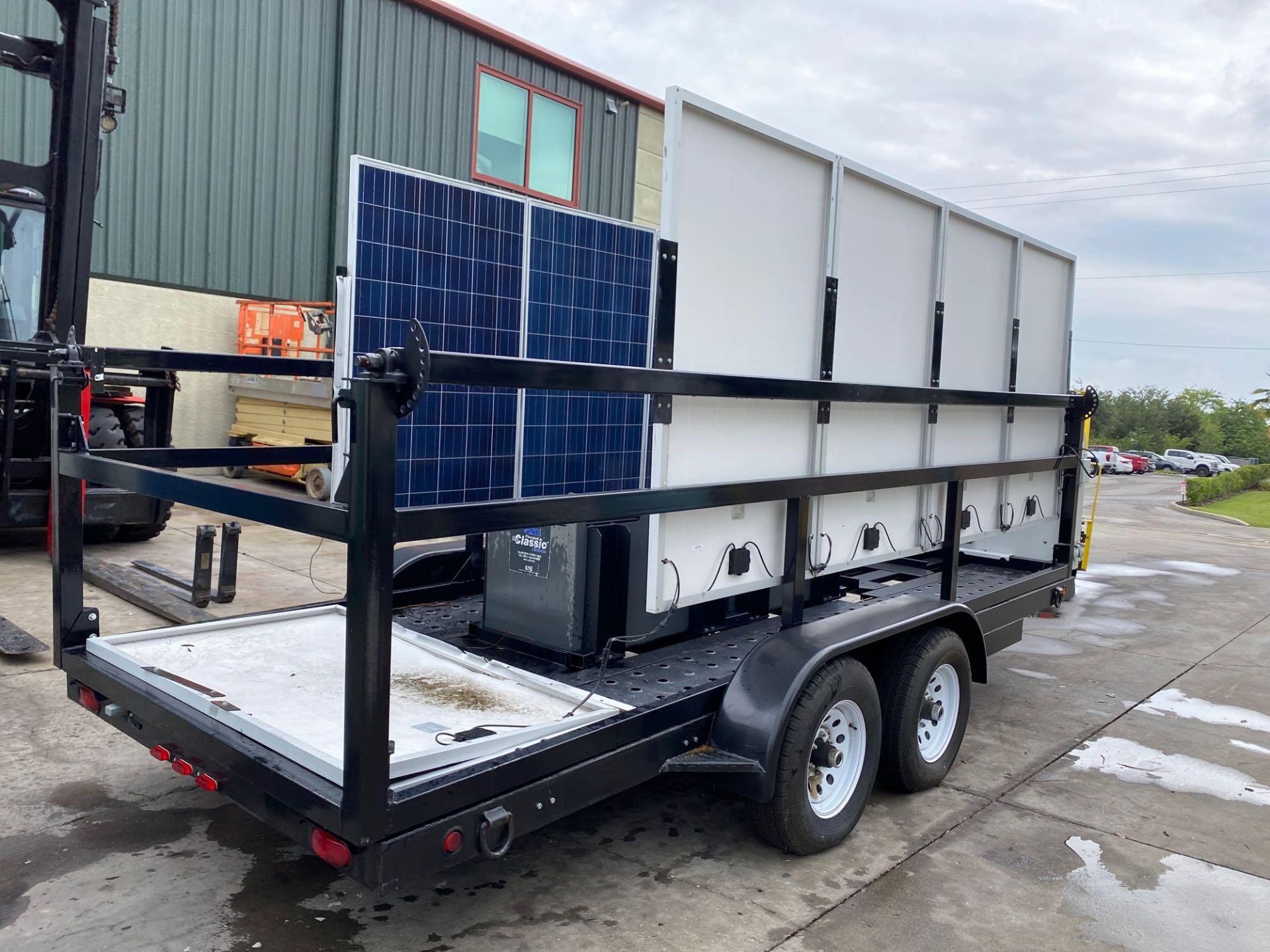 2015 (UNUSED) MOBILE SOLAR POWER GENERATOR TRAILER, DUAL 5,200 LB AXLES, TEN 250 WATT SOLAR PANELS ( - Image 4 of 12