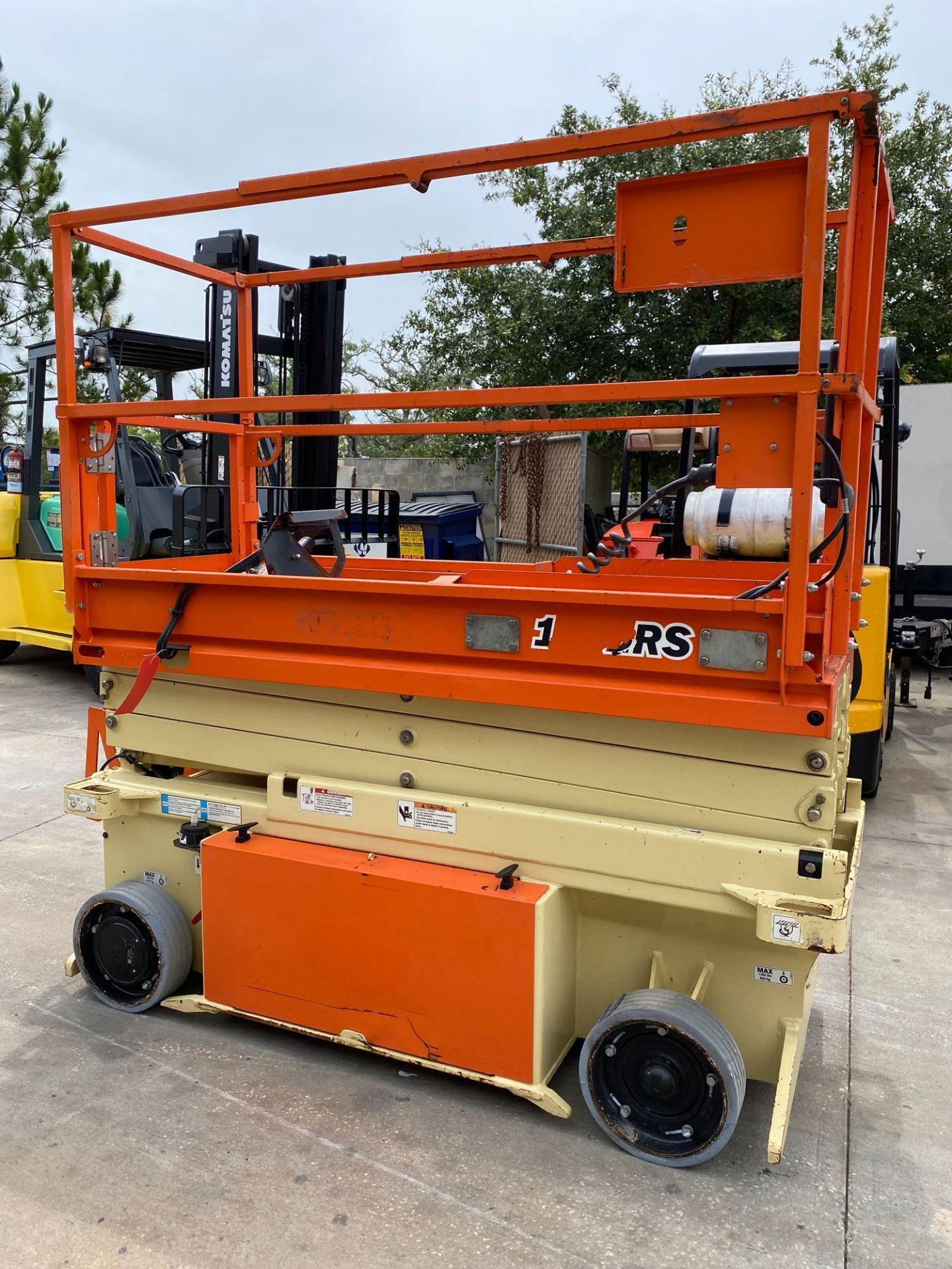 2015 JLG 1932RS ELECTRIC SCISSOR LIFT, SELF PROPELLED, 19' PLATFORM HEIGHTT, BUILT IN BATTERY CHARGE - Image 2 of 7
