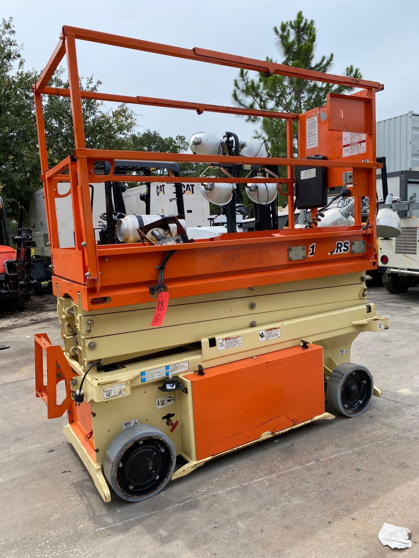 2015 JLG 1932RS ELECTRIC SCISSOR LIFT, SELF PROPELLED, 19' PLATFORM HEIGHTT, BUILT IN BATTERY CHARGE