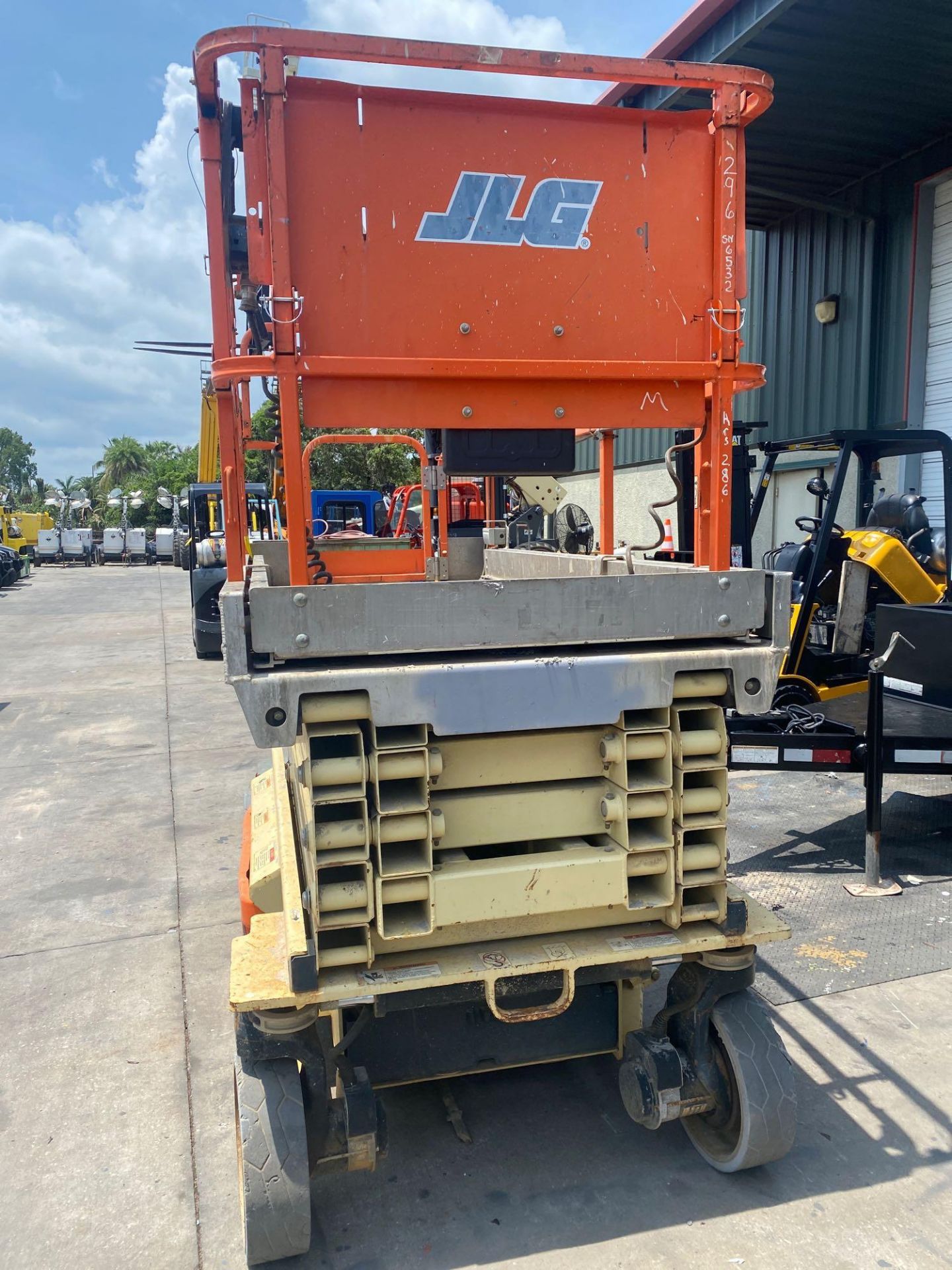 2012 JLG 2646ES SELF PROPELLED SCISSOR LIFT, 26’ MAX PLATFORM HEIGHT, 24V, BUILT IN CHARGER, RUNS AN - Image 4 of 7