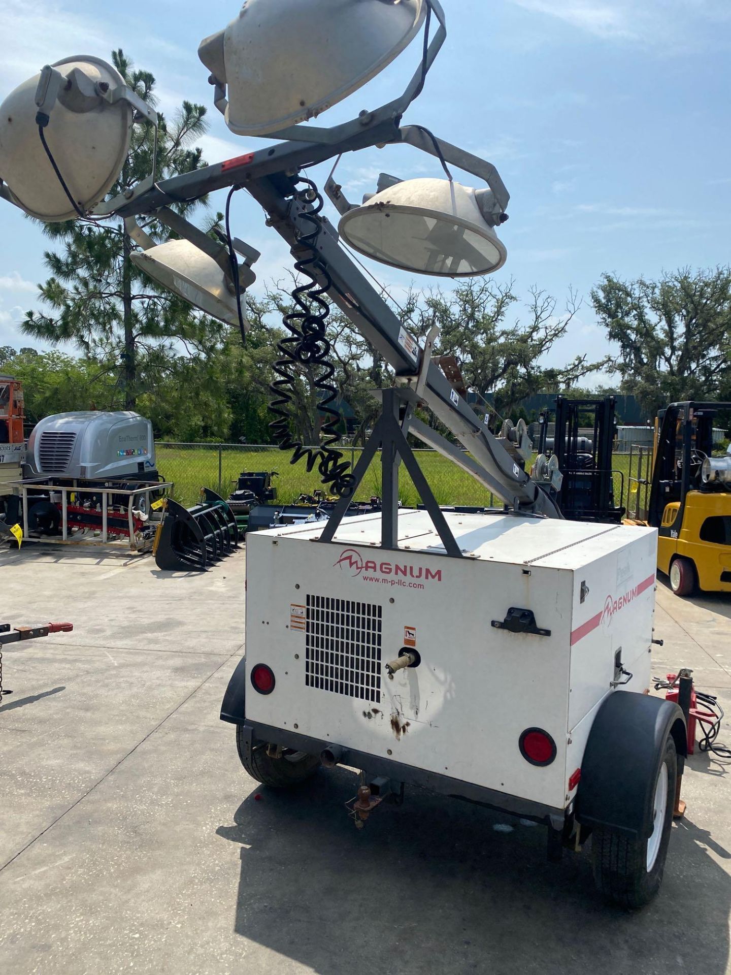 MAGNUM DIESEL GENERATOR TOWABLE LIGHT TOWER, 6KW, LARGE CAPACITY DIESEL FUEL TANK, RUNS & OPERATES - Image 3 of 7