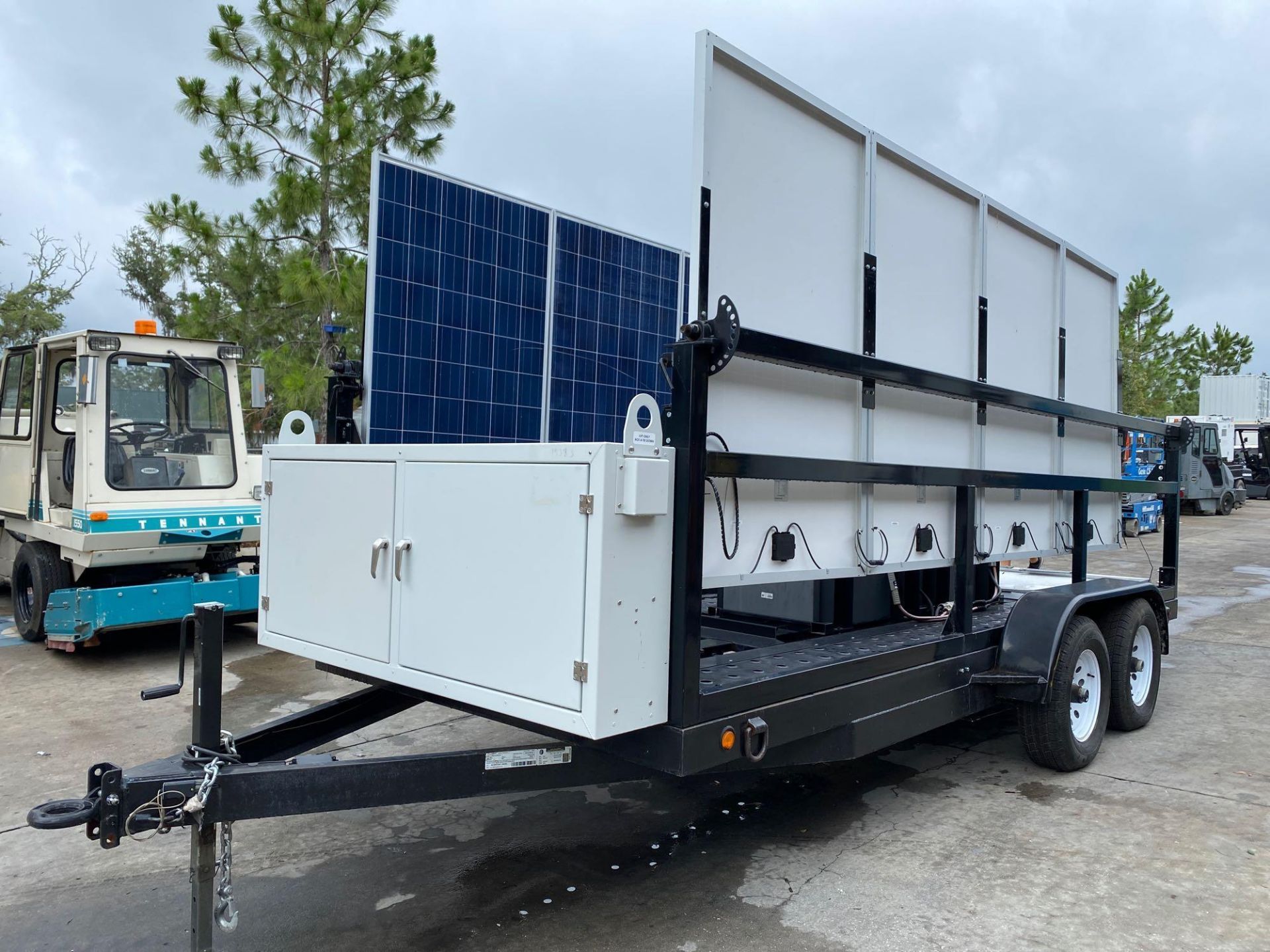 2015 (UNUSED) MOBILE SOLAR POWER GENERATOR TRAILER, DUAL 5,200 LB AXLES, TEN 250 WATT SOLAR PANELS (