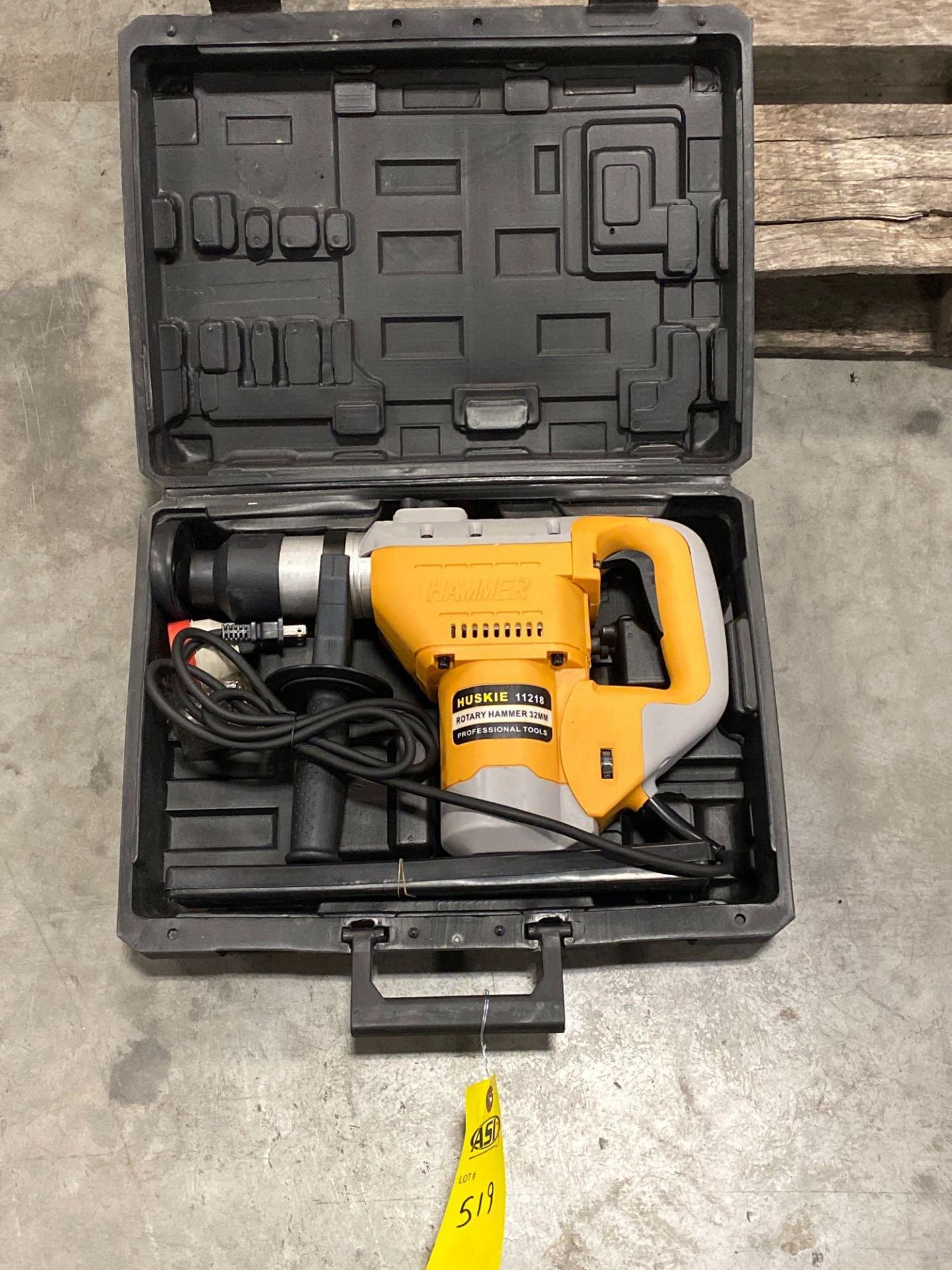 UNUSED HUSKIE 11218 PROFESSIONAL ROTARY HAMMER DRILL, CASE