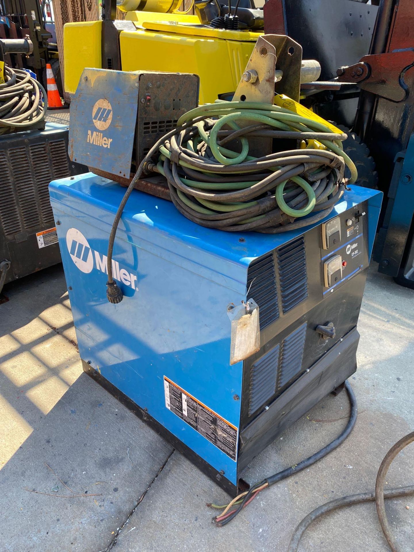 MILLER CP-302 WELDER WITH MILLER 60 SERIES 24V WIRE FEEDER - Image 5 of 6