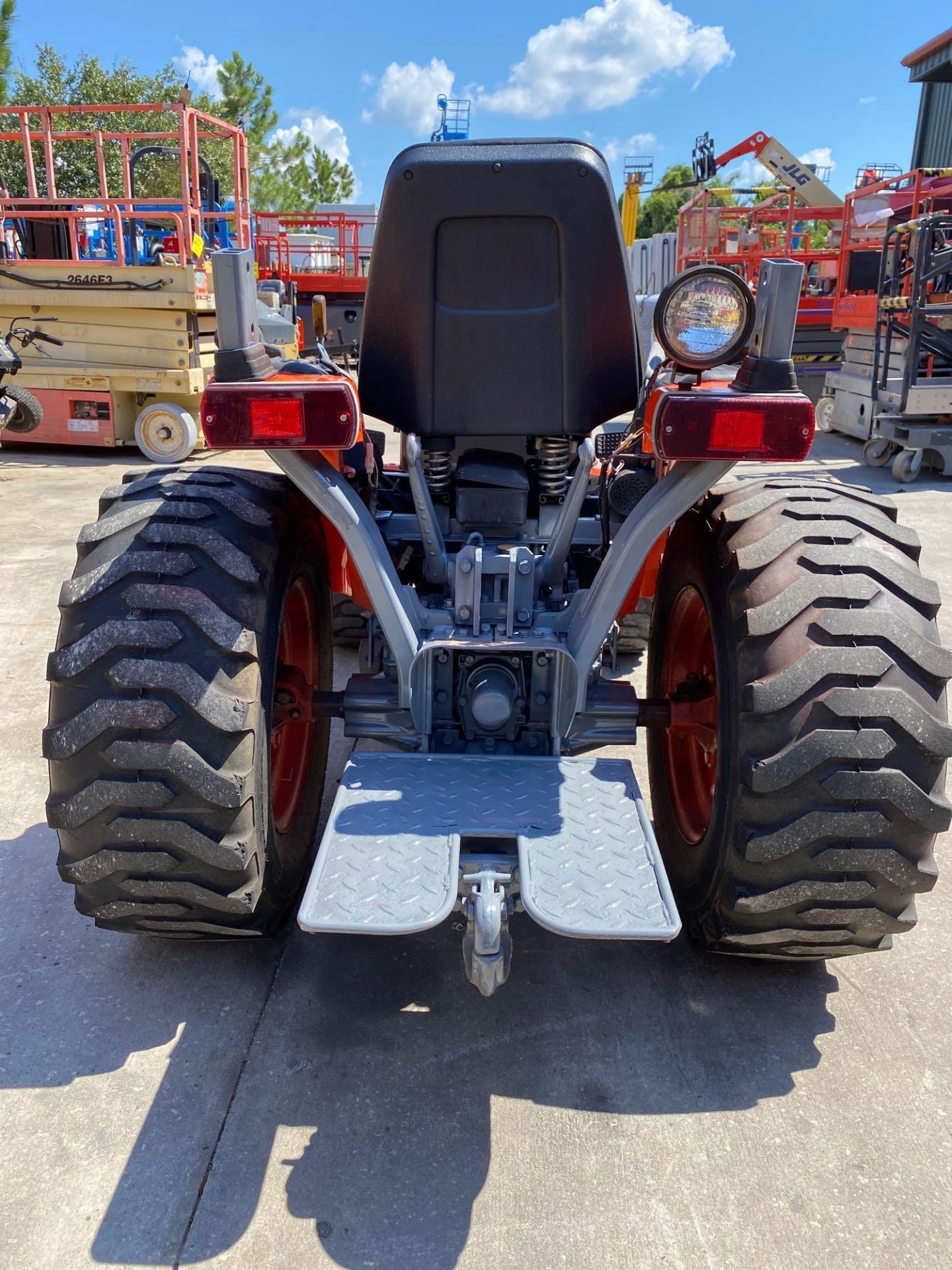 KUBOTA B7510 DIESEL TRACTOR, POWER STEERING, 1,433 HOURS SHOWING, 4WD, RUNS AND OPERATES - Image 5 of 8