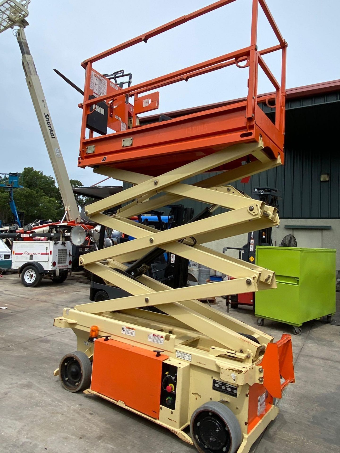 2015 JLG 1932RS ELECTRIC SCISSOR LIFT, SELF PROPELLED, 19' PLATFORM HEIGHTT, BUILT IN BATTERY CHARGE - Image 6 of 7