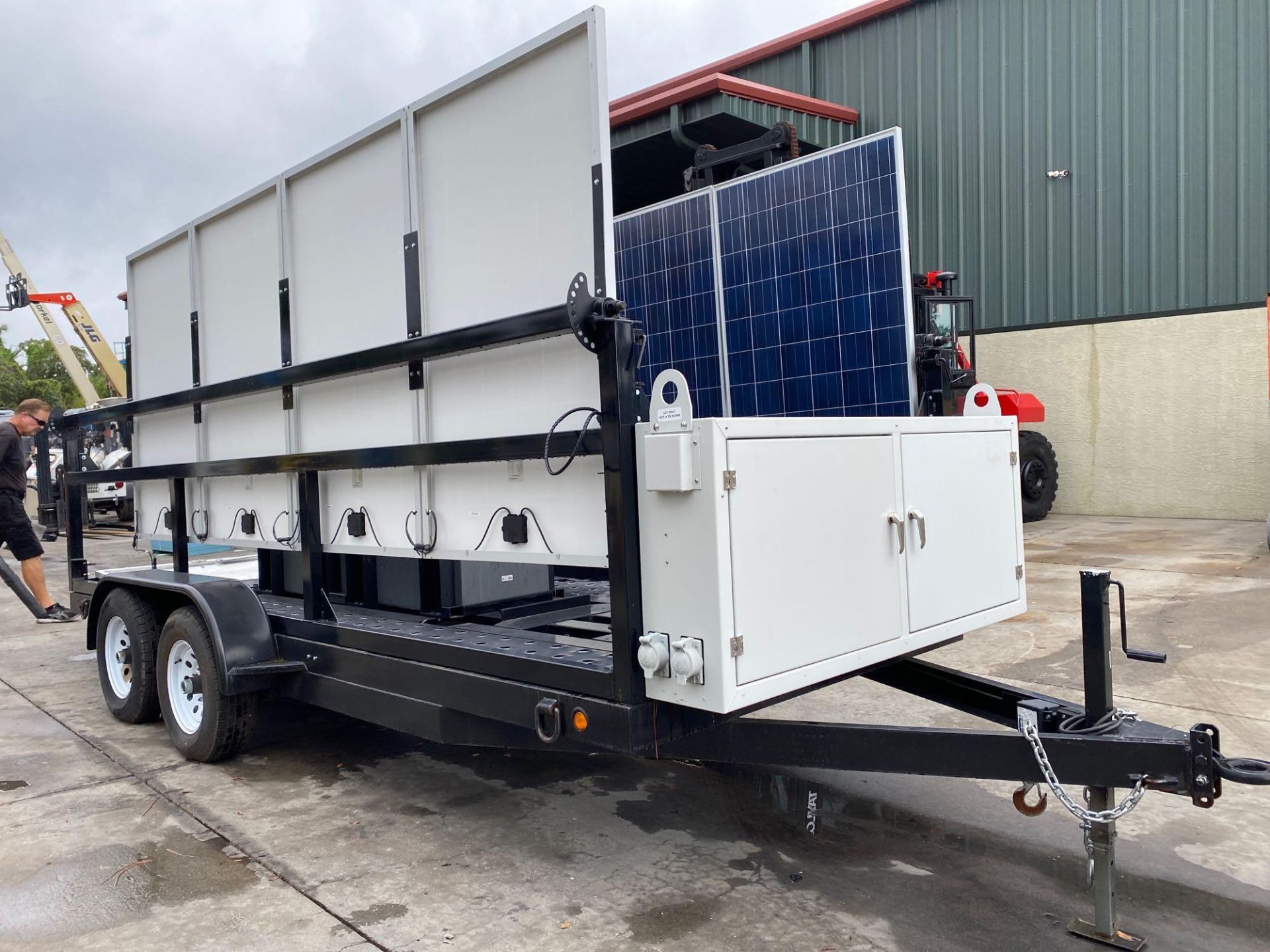 2015 (UNUSED) MOBILE SOLAR POWER GENERATOR TRAILER, DUAL 5,200 LB AXLES, TEN 250 WATT SOLAR PANELS ( - Image 6 of 12