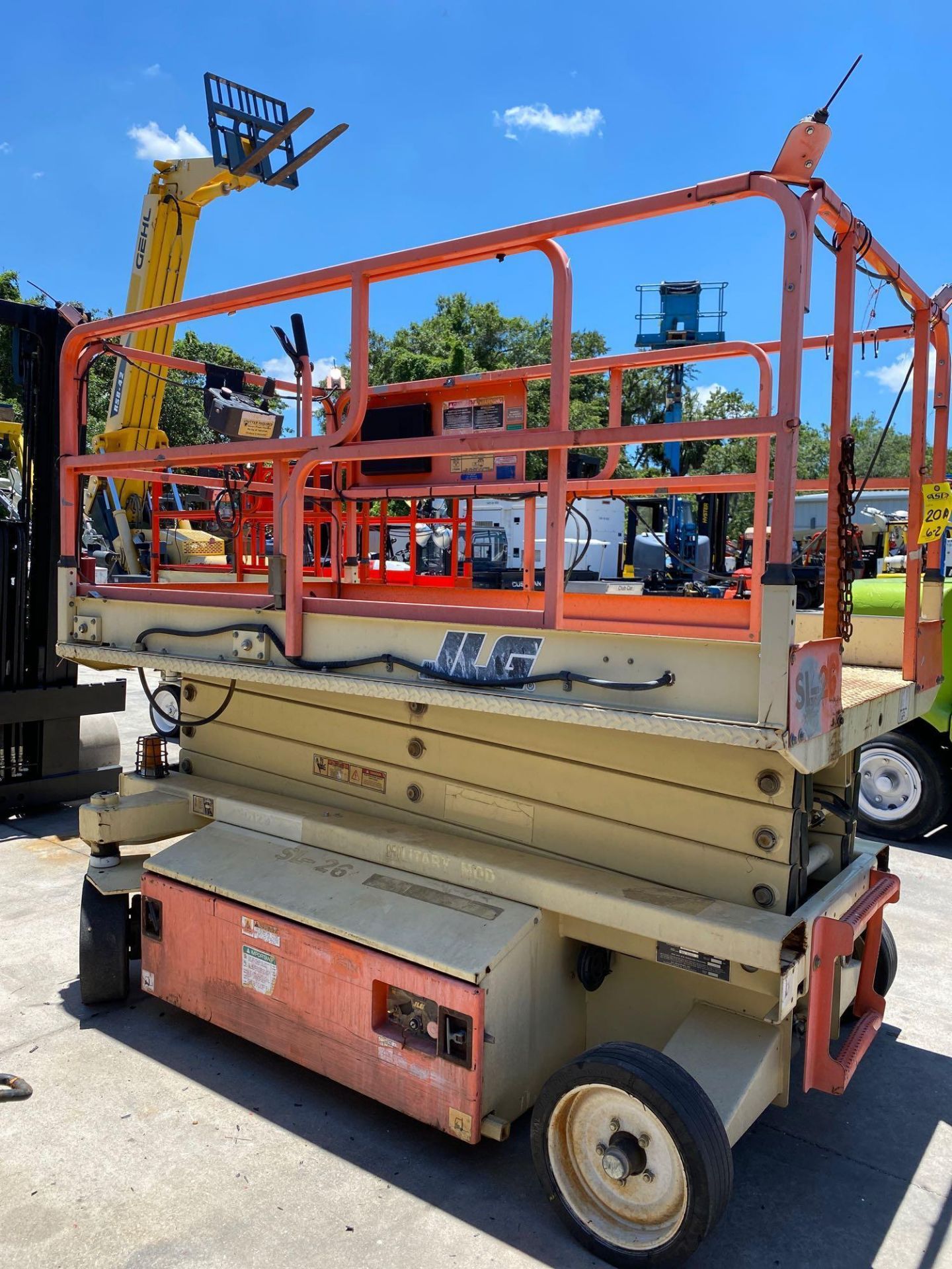 JLG 2658 ELECTRIC SCISSOR LIFT, SELF PROPELLED, SLIDE OUT EORK PLATFORM, BUILT IN BATTERY CHARGER, 2 - Image 3 of 5