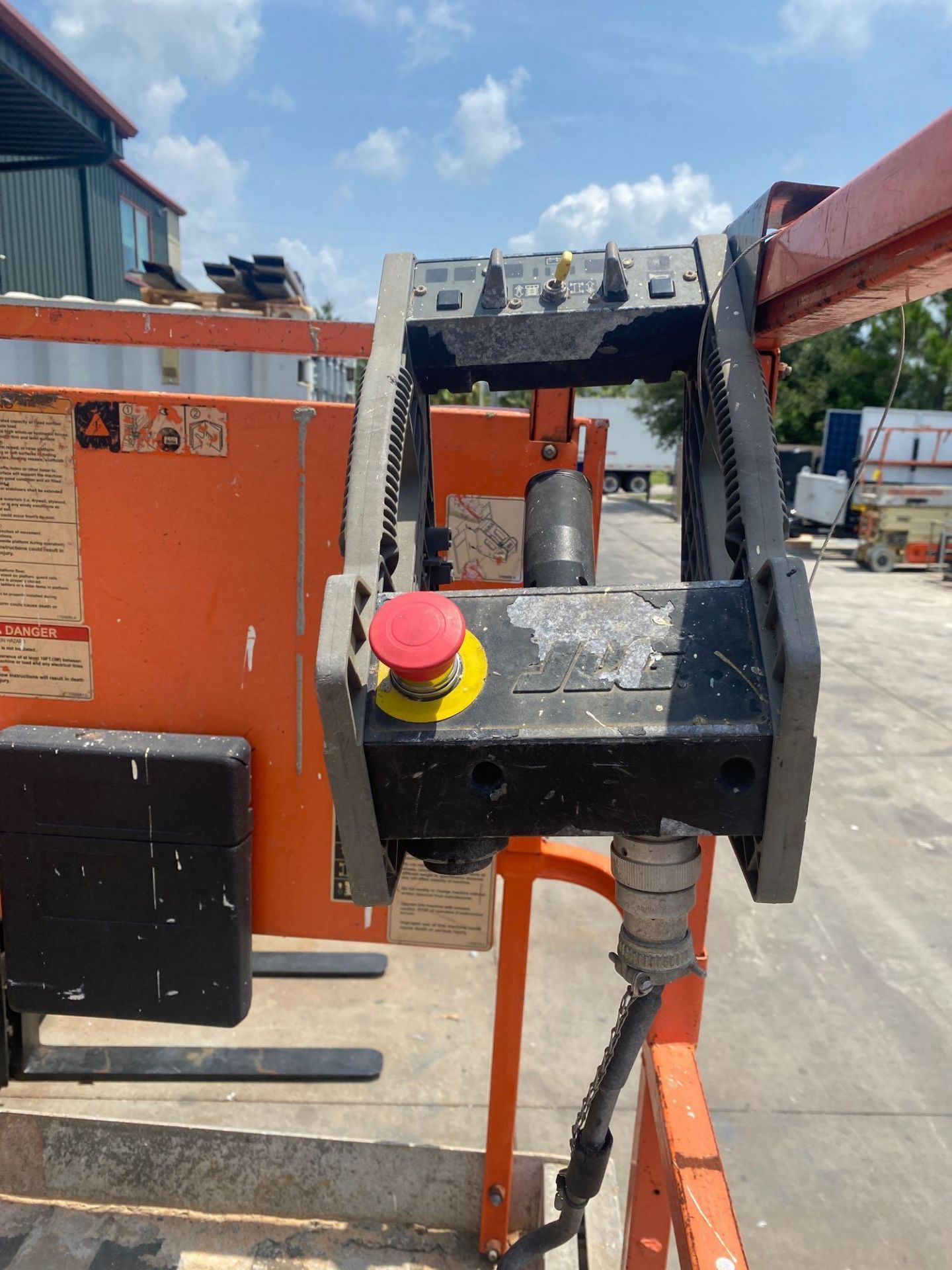 2012 JLG 2646ES SELF PROPELLED SCISSOR LIFT, 26’ MAX PLATFORM HEIGHT, 24V, BUILT IN CHARGER, RUNS AN - Image 3 of 7