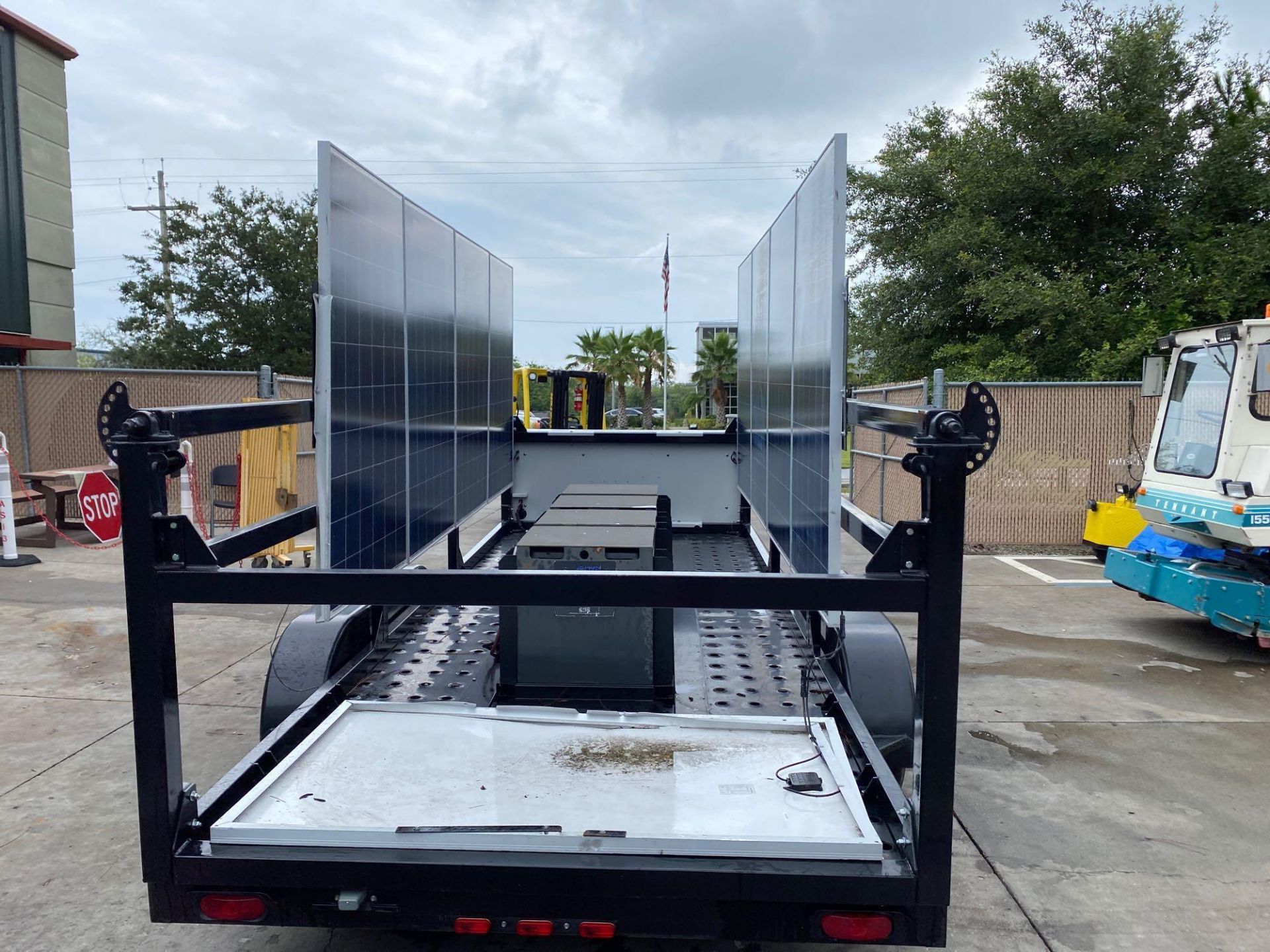 2015 (UNUSED) MOBILE SOLAR POWER GENERATOR TRAILER, DUAL 5,200 LB AXLES, TEN 250 WATT SOLAR PANELS ( - Image 3 of 12