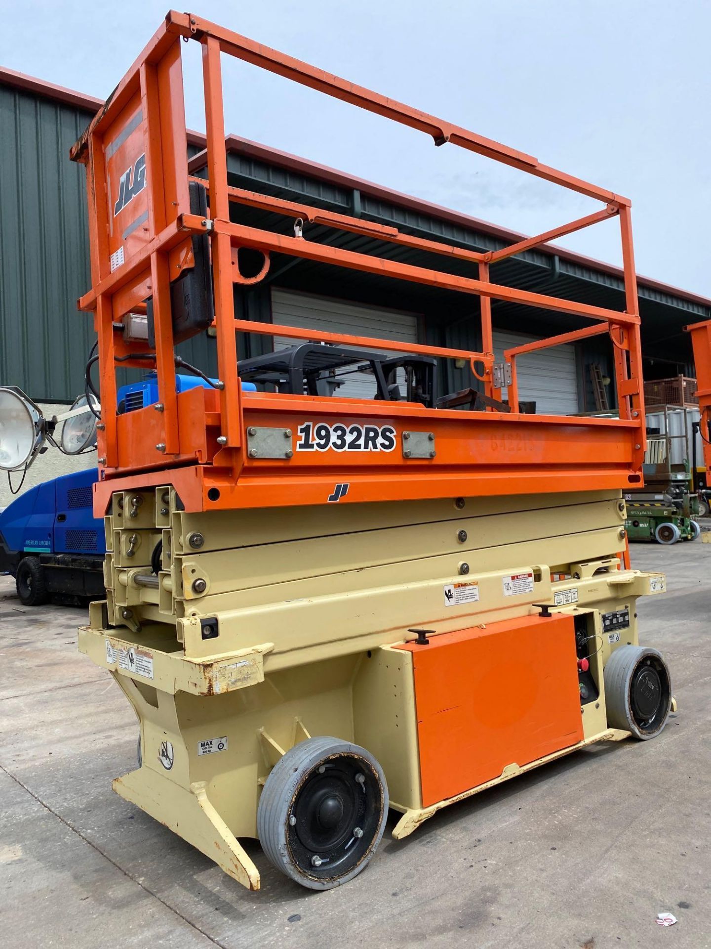 2015 JLG 1932RS ELECTRIC SCISSOR LIFT, SELF PROPELLED, 19' PLATFORM HEIGHTT, BUILT IN BATTERY CHARGE - Image 3 of 7