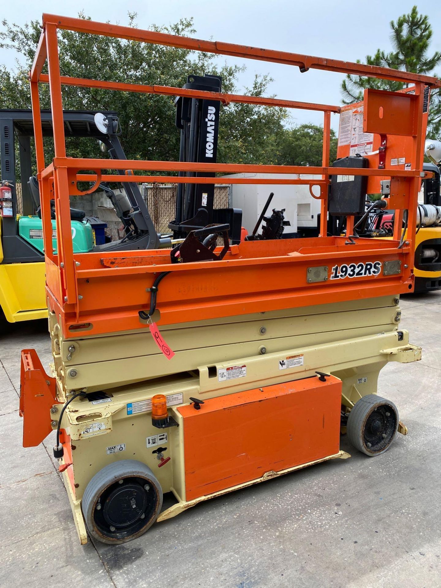 2015 JLG 1932RS ELECTRIC SCISSOR LIFT, SELF PROPELLED, 19' PLATFORM HEIGHTT, BUILT IN BATTERY CHARGE