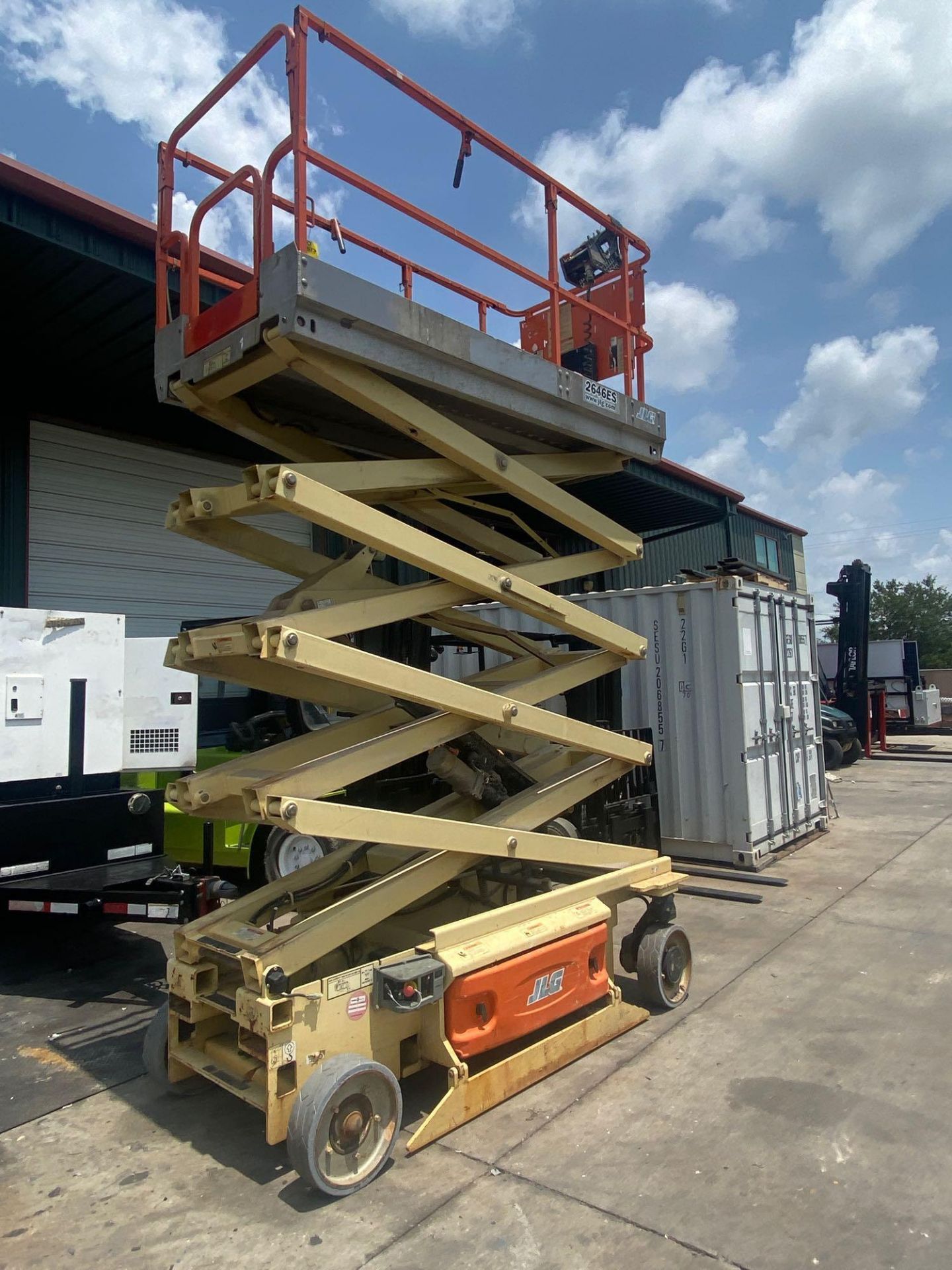 2012 JLG 2646ES SELF PROPELLED SCISSOR LIFT, 26’ MAX PLATFORM HEIGHT, 24V, BUILT IN CHARGER, RUNS AN - Image 6 of 7