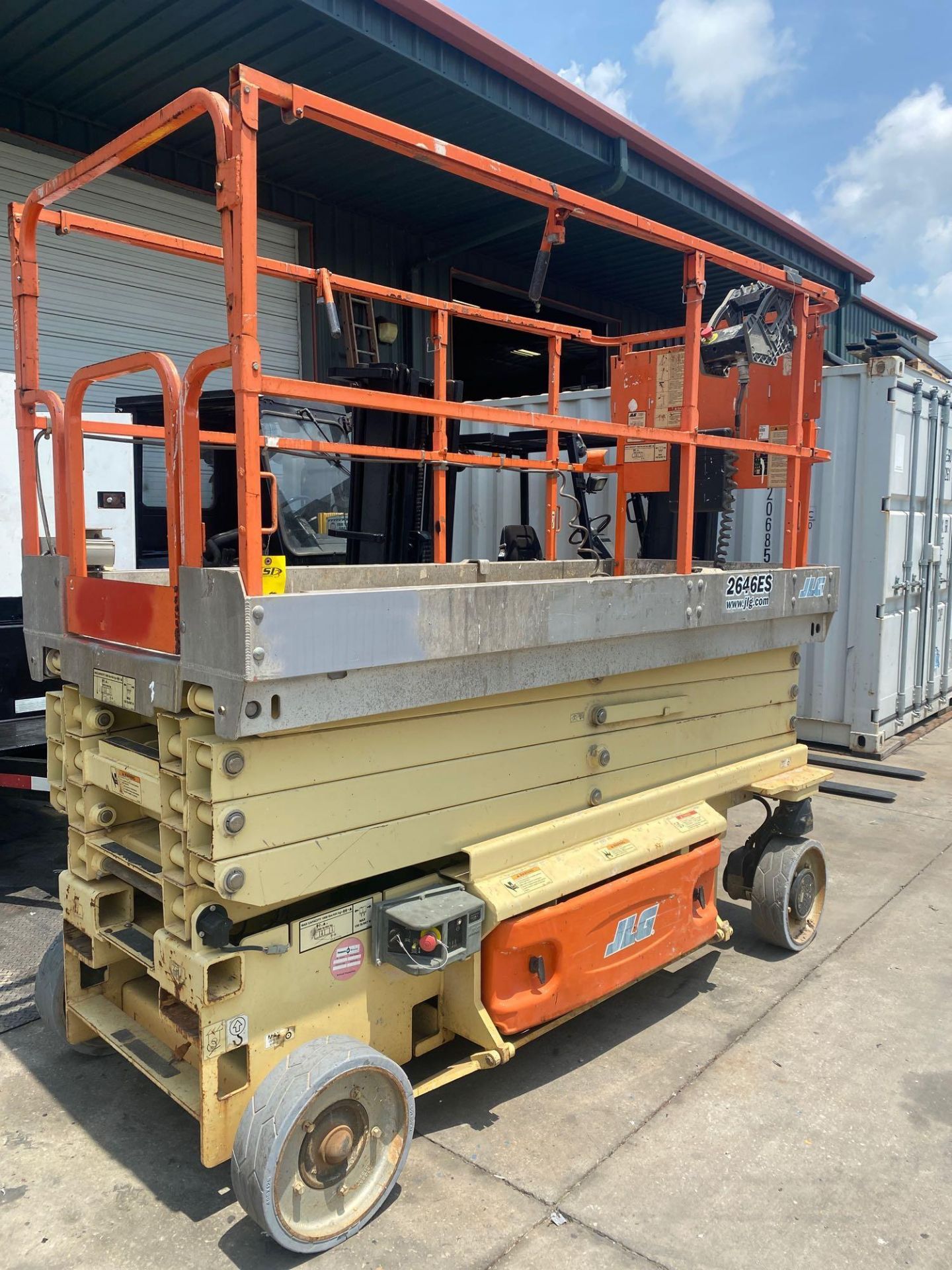 2012 JLG 2646ES SELF PROPELLED SCISSOR LIFT, 26’ MAX PLATFORM HEIGHT, 24V, BUILT IN CHARGER, RUNS AN