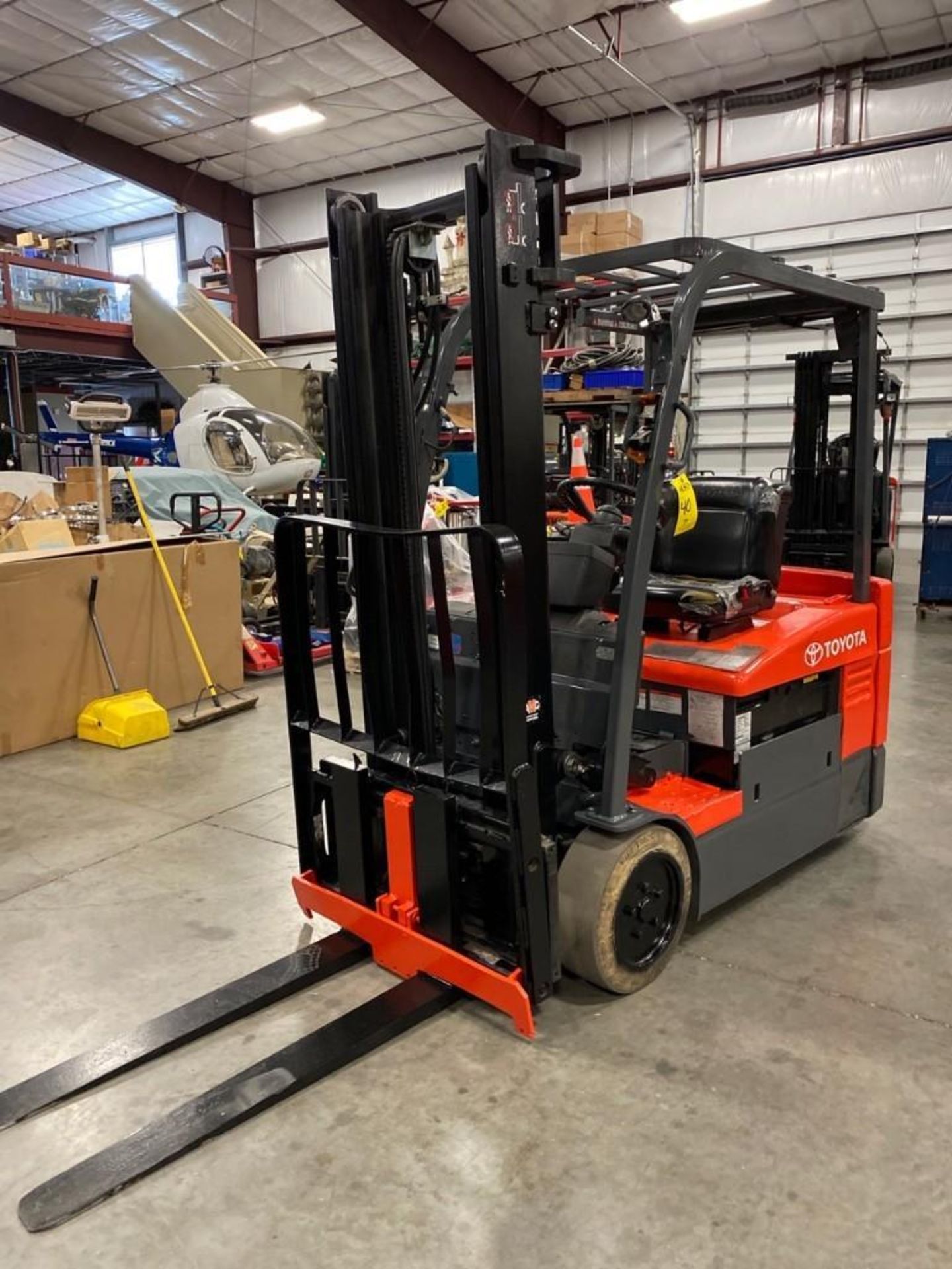 2014 TOYOTA ELECTRIC FORKLIFT MODEL 7FBEU20, 2017 BATTERY, 4,000 LB CAPACITY, TILT, SIDE SHIFT, RUNS