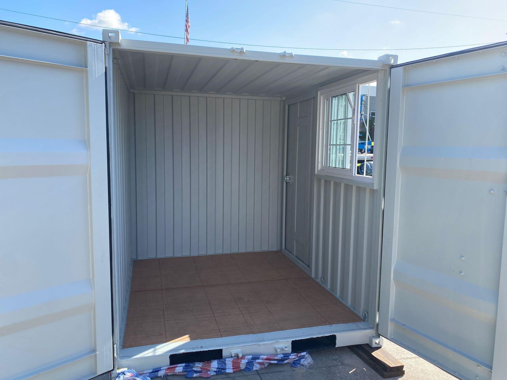 UNUSED 8' CONTAINER/PORTABLE OFFICE WITH WINDOW AND SIDE DOOR ENTRANCE - Image 5 of 5