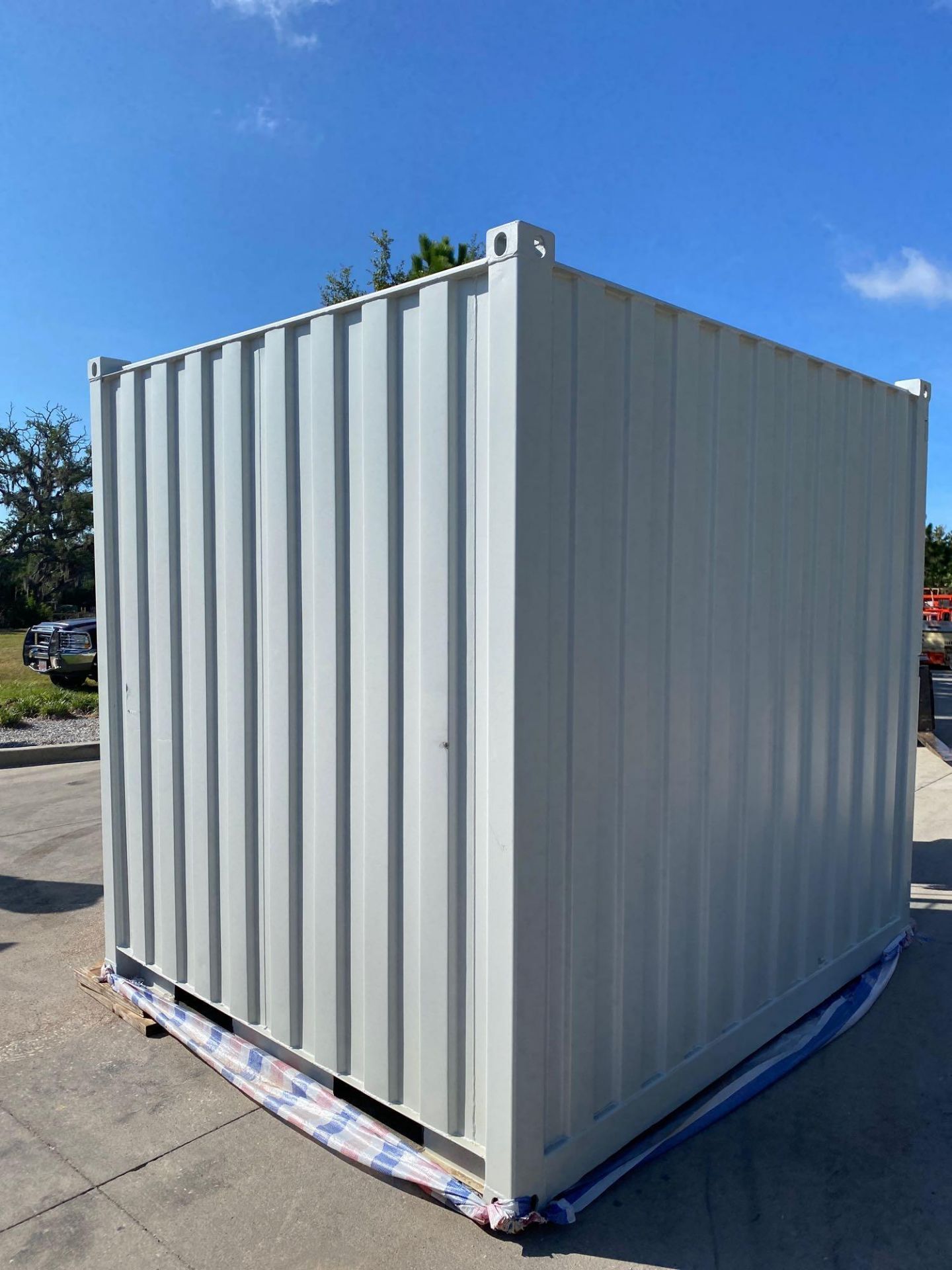 UNUSED 8' CONTAINER/PORTABLE OFFICE WITH WINDOW AND SIDE DOOR ENTRANCE - Image 4 of 5