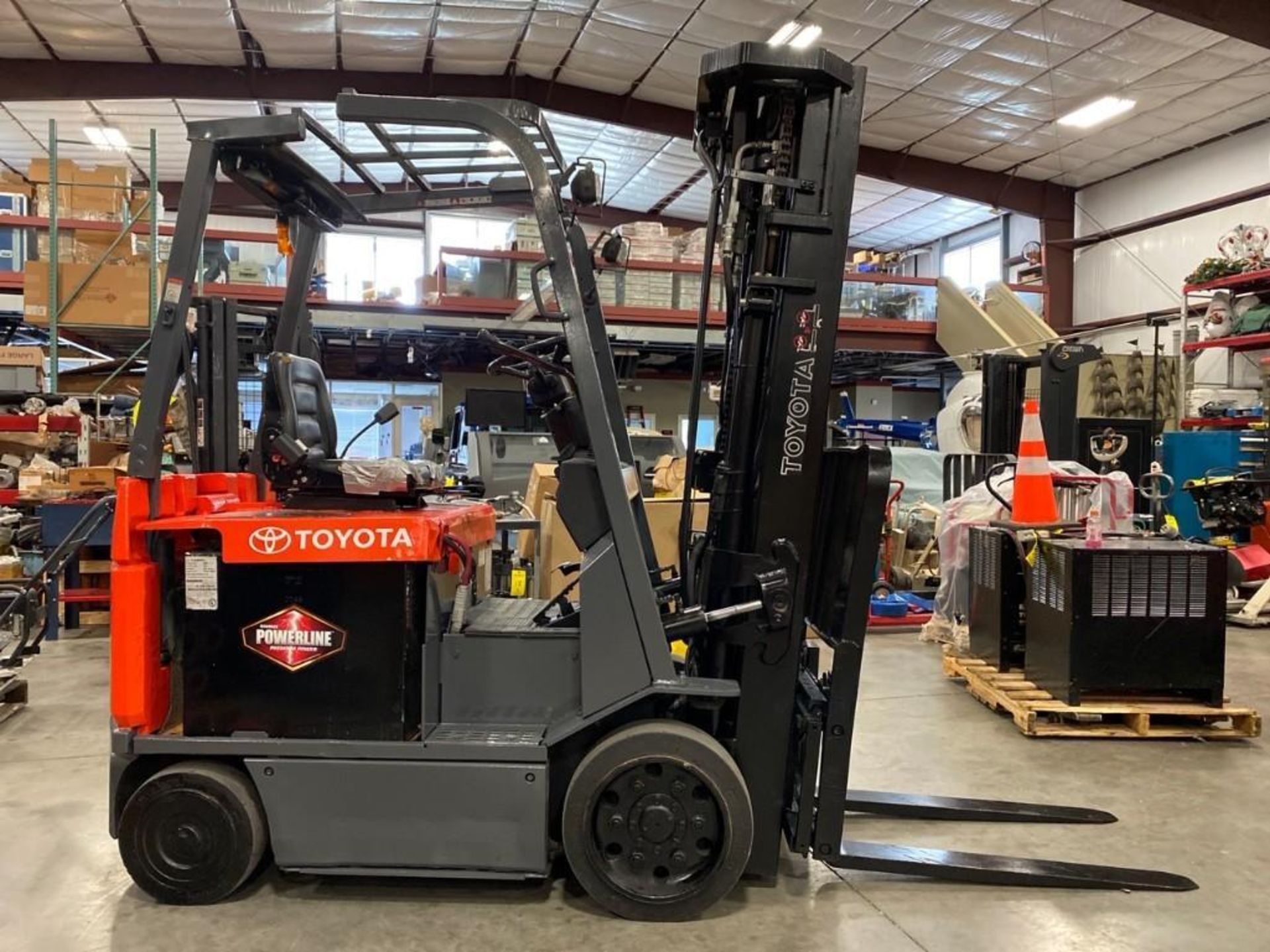 2008 TOYOTA ELECTRIC FORKLIFT MODEL 7FBCU25, 2017 BATTERY, 276" HEIGHT CAPACITY, APPROX. 5,000 LB CA