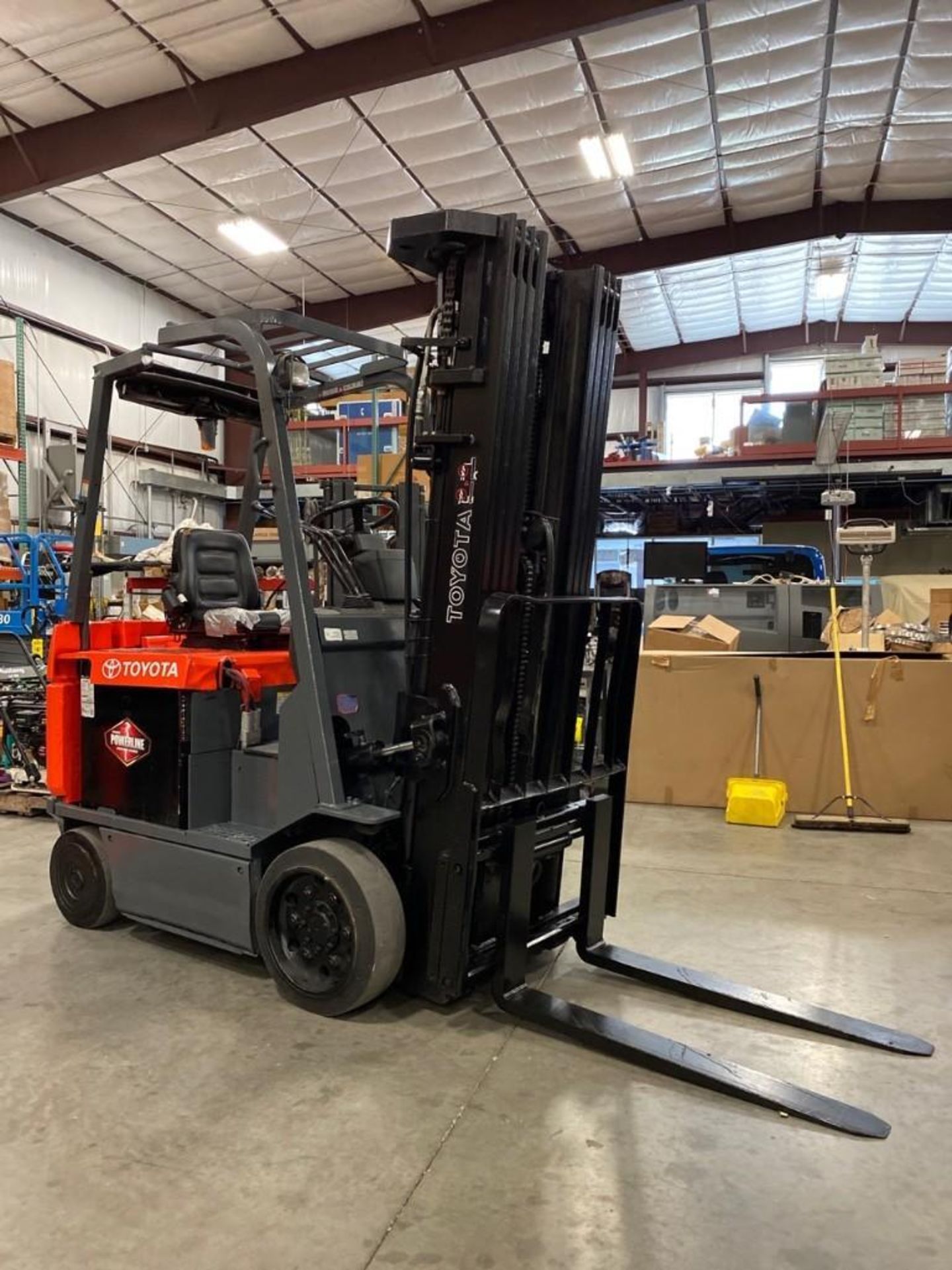 2008 TOYOTA ELECTRIC FORKLIFT MODEL 7FBCU25, 2017 BATTERY, 276" HEIGHT CAPACITY, APPROX. 5,000 LB CA - Image 5 of 9