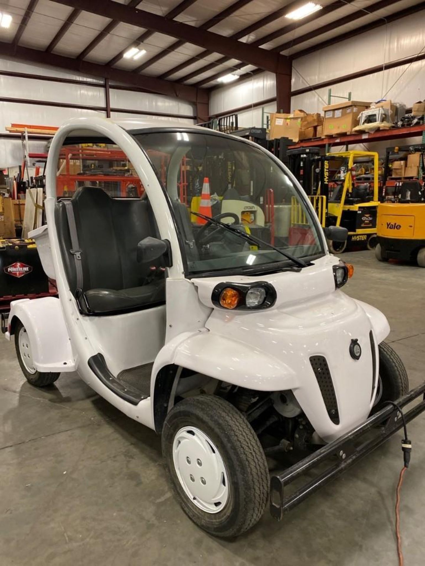 GEM ELECTRIC CART, SEATBELTS, 48V, RUNS AND OPERATES, LIGHTS, SIDE MIRRORS, ENCLOSED STORAGE