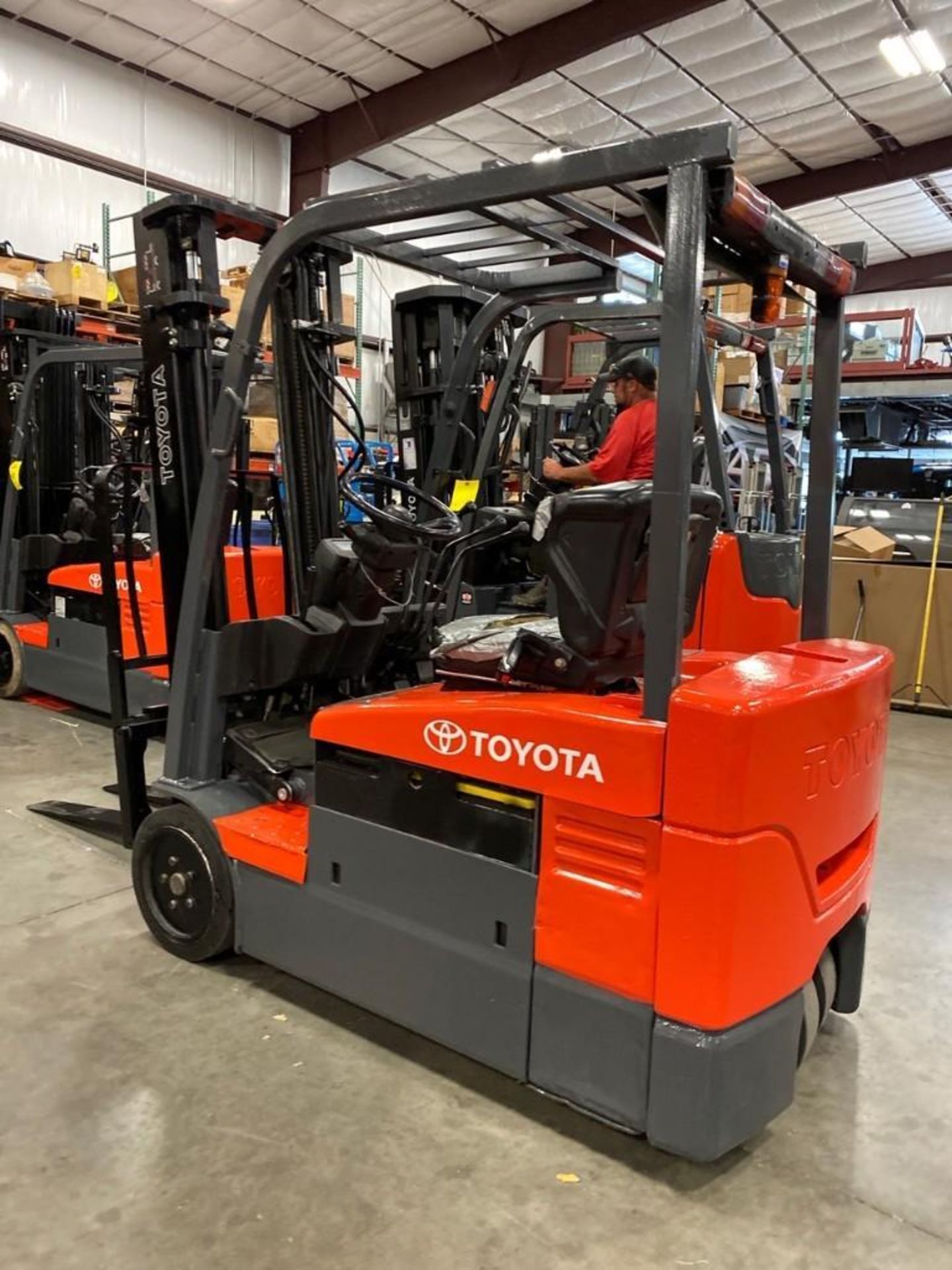 2014 TOYOTA ELECTRIC FORKLIFT MODEL 7FBEU20, APPROX 4,000 LB CAPACITY, 131.5" HEIGHT CAP, TILT, SIDE - Image 2 of 7
