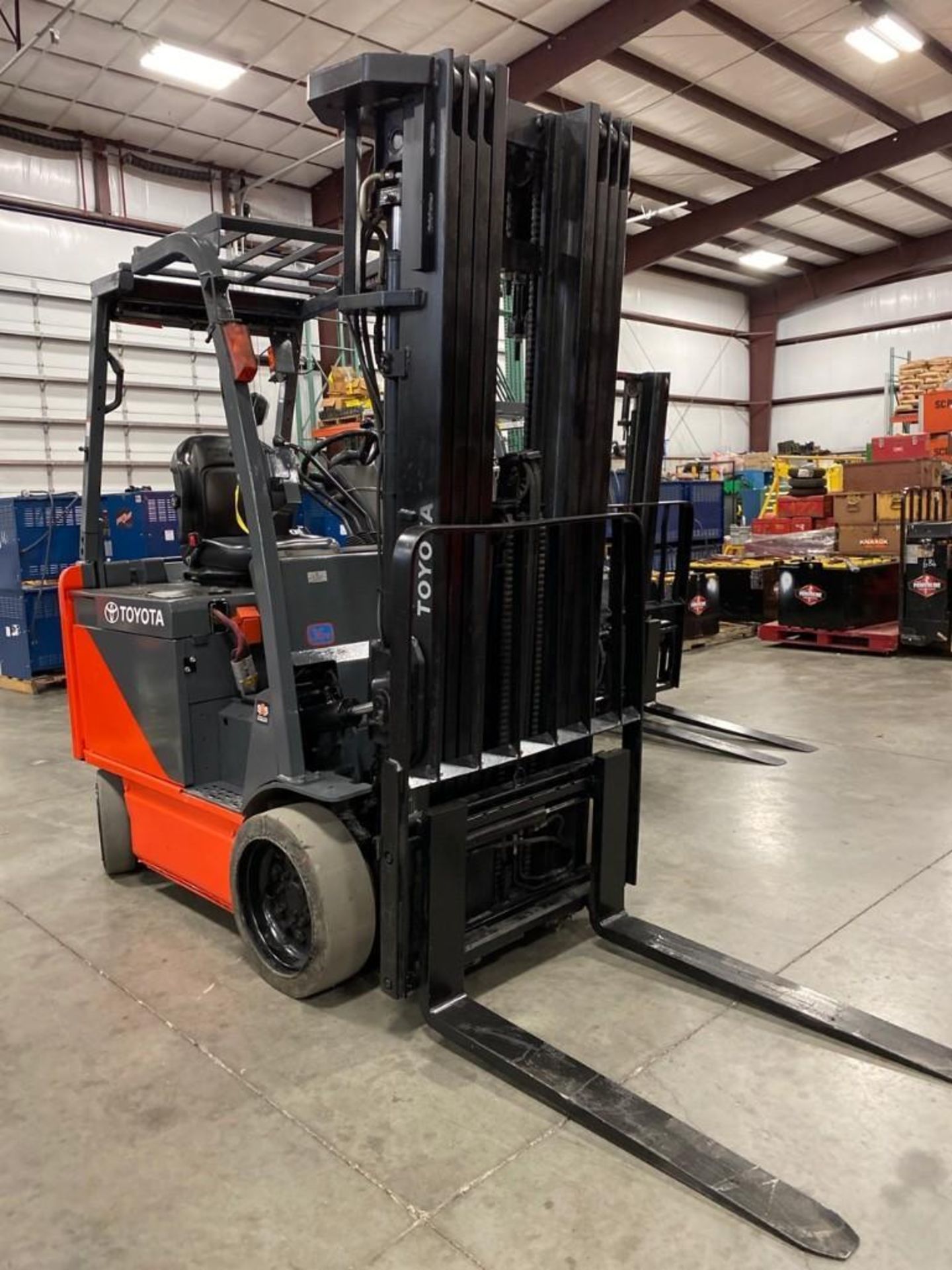 TOYOTA ELECTRIC FORKLIFT MODEL 8FBCU25, 278" HEIGHT CAPACITY, 2017 BATTERY, APPROX. 5,000 LB CAP - Image 3 of 8