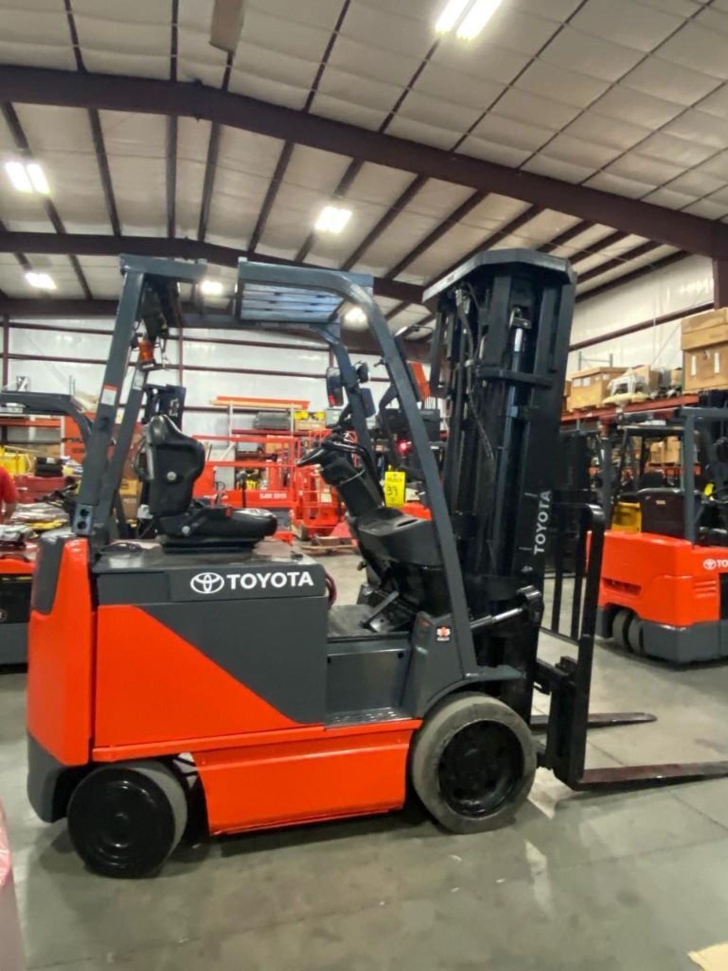 TOYOTA ELECTRIC FORKLIFT MODEL 8FBCU25, 278" HEIGHT CAPACITY, 2017 BATTERY, APPROX. 5,000 LB CAP - Image 4 of 8