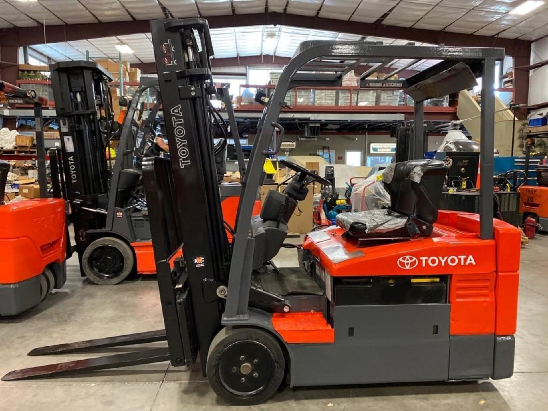 2014 TOYOTA ELECTRIC FORKLIFT MODEL 7FBEU20, APPROX 4,000 LB CAPACITY, 131.5" HEIGHT CAP, TILT, SIDE