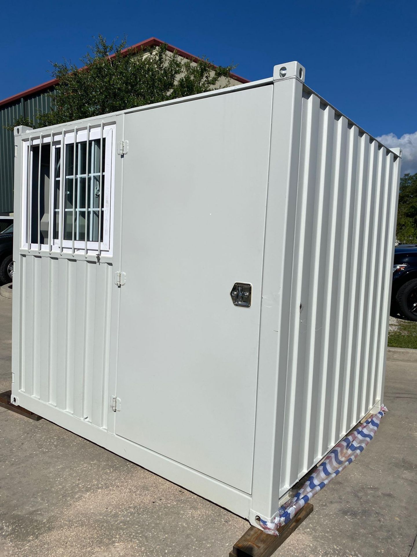 UNUSED 8' CONTAINER/PORTABLE OFFICE WITH WINDOW AND SIDE DOOR ENTRANCE - Image 3 of 5