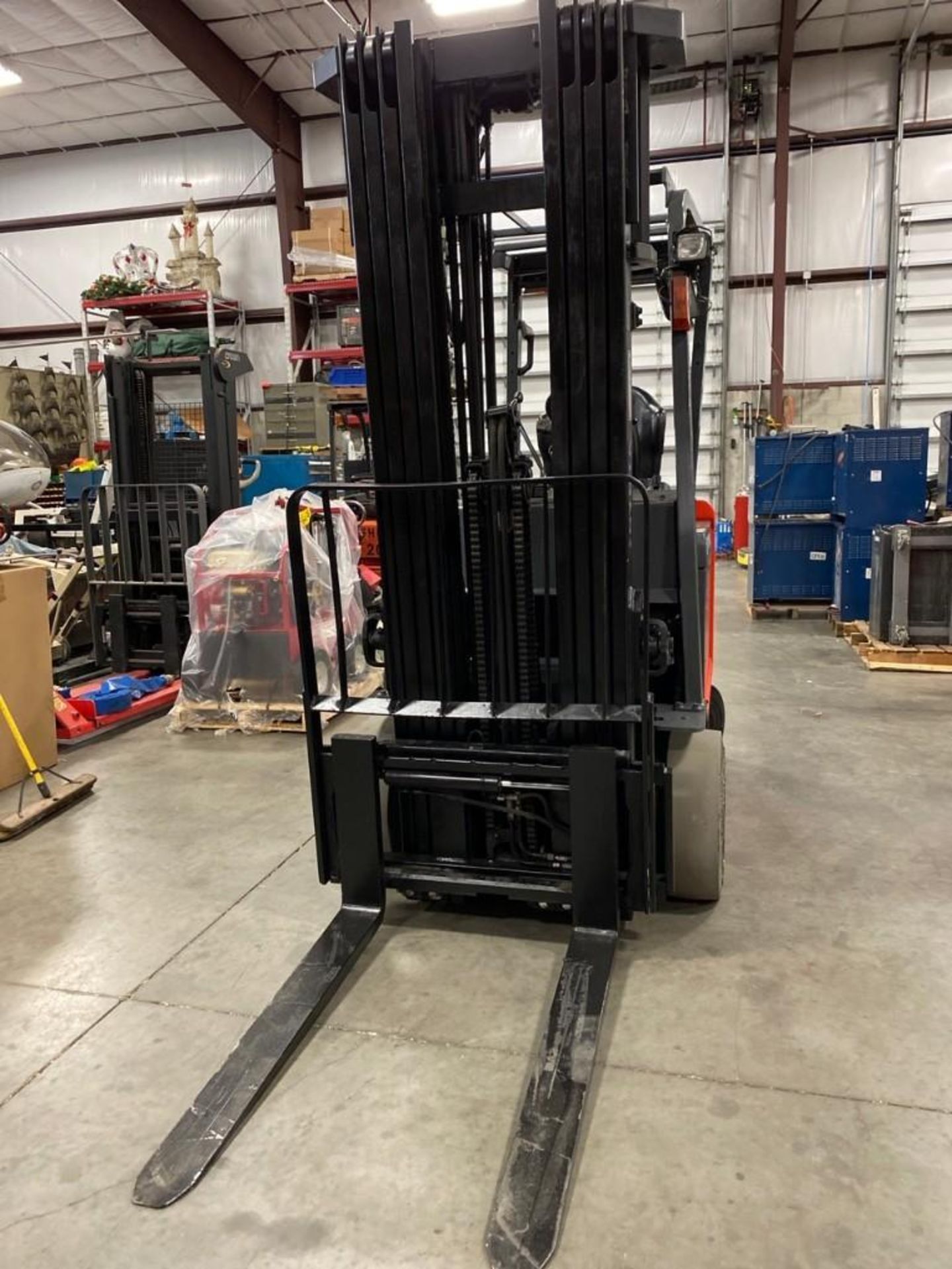 TOYOTA ELECTRIC FORKLIFT MODEL 8FBCU25, 278" HEIGHT CAPACITY, 2017 BATTERY, APPROX. 5,000 LB CAP - Image 2 of 8