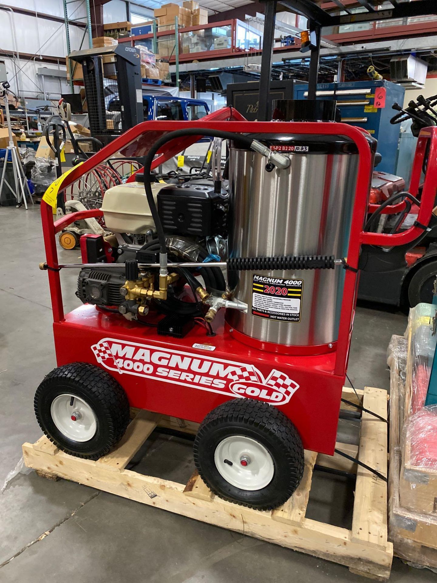 UNUSED 2020 MAGNUM 4000 SERIES HEATED PRESSURE WASHER, ELECTRIC START