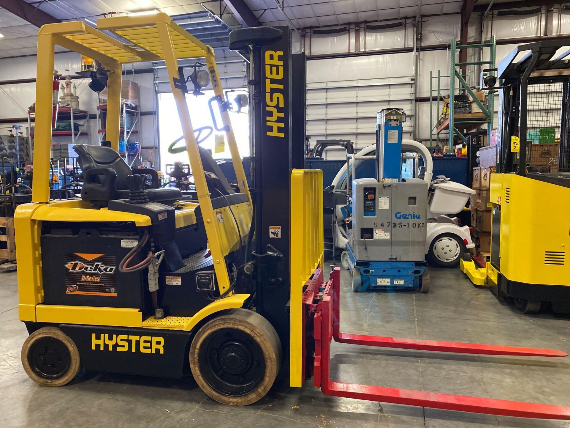 HYSTER ELECTRIC FORKLIFT MODEL E50Z-27, APPROX 5,000 LB CAPACITY, 129.9" HEIGHT CAPACITY, 36V, TILT, - Image 4 of 8