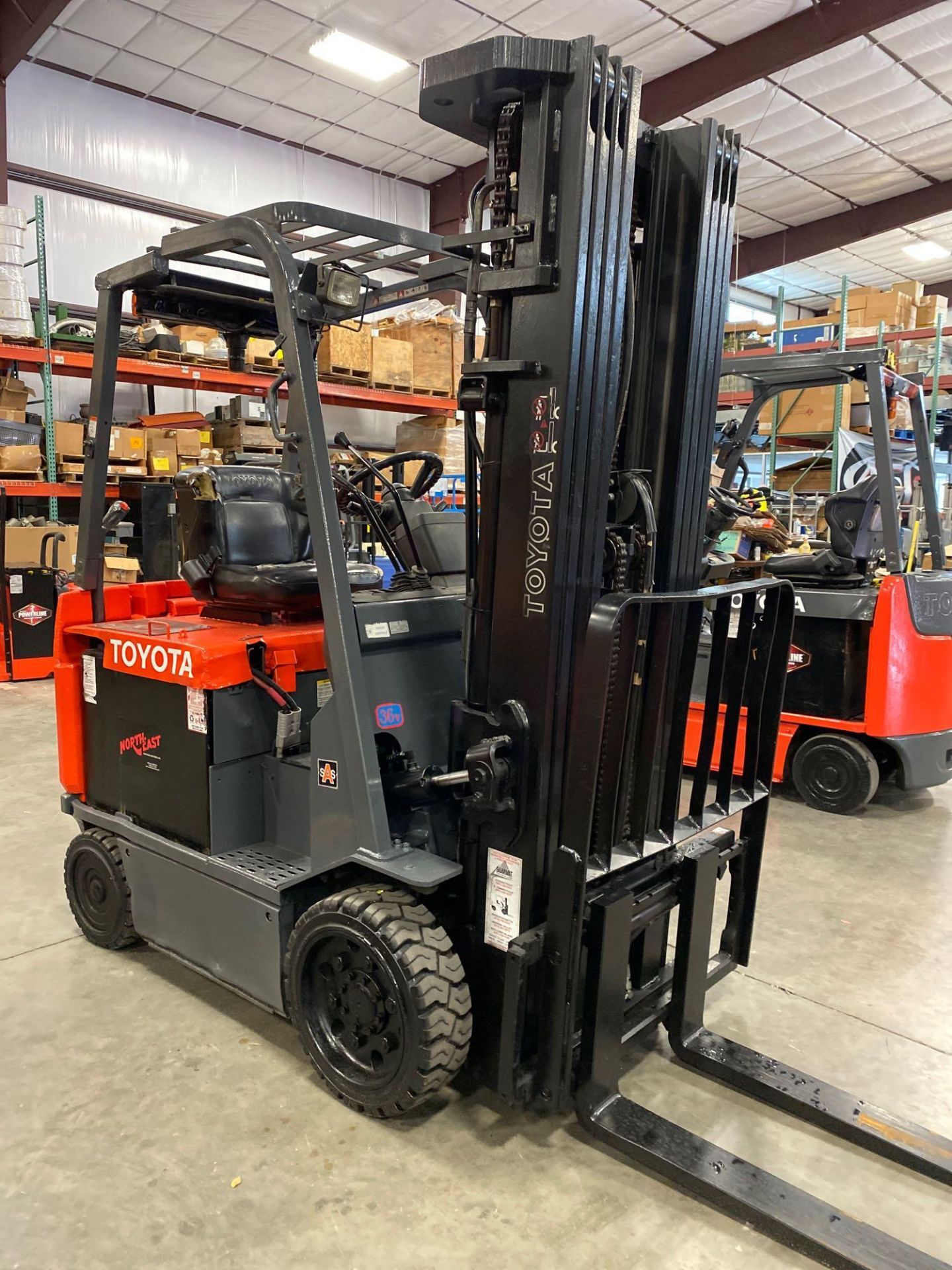 2008 TOYOTA 7FBCU25 FORKLIFT, 36V 2014 BATTERY, SIDE SHIFT, TILT, APPROX. 5,000 LB CAPACITY - Image 2 of 10