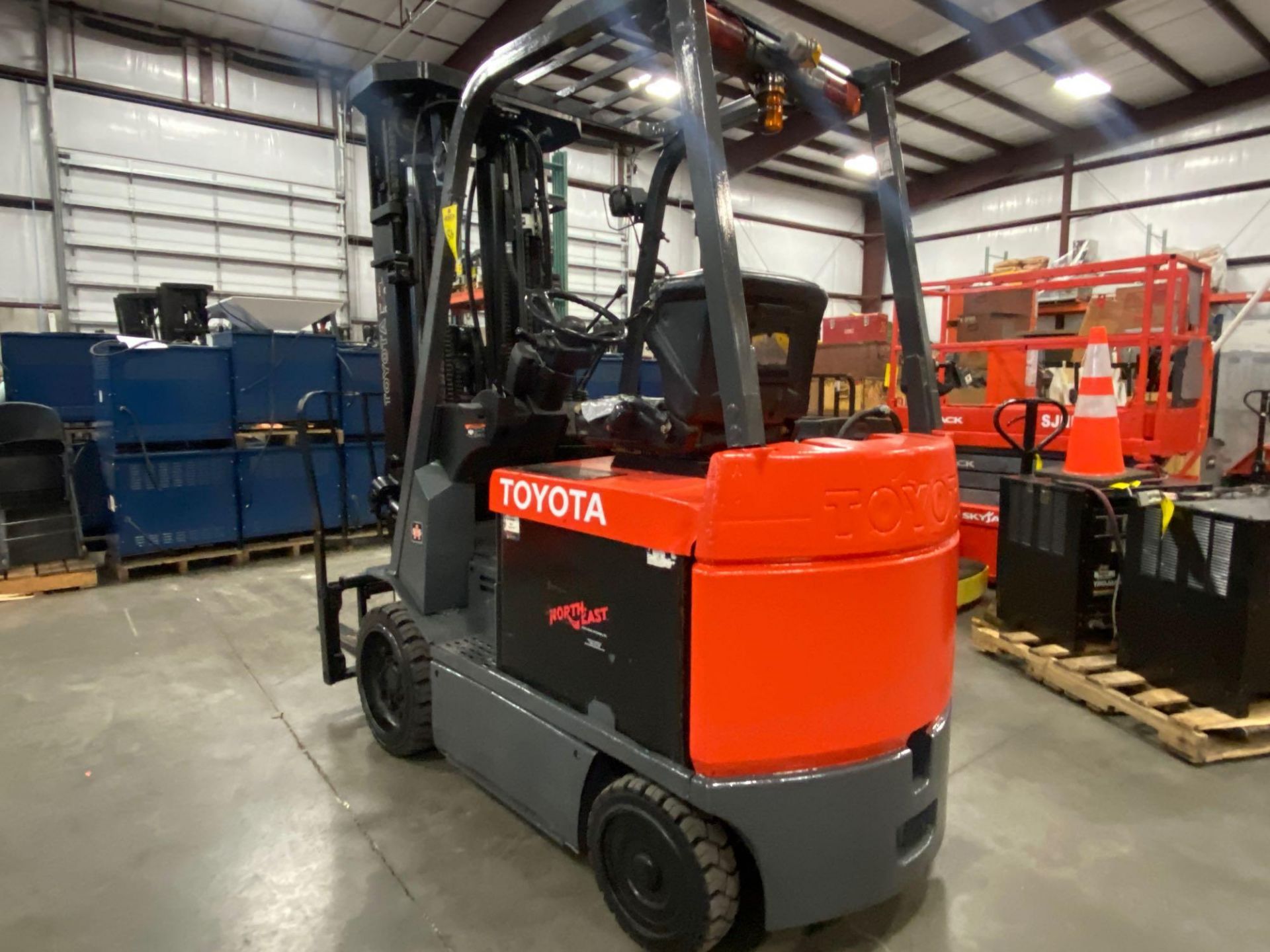 2008 TOYOTA 7FBCU25 FORKLIFT, 36V 2014 BATTERY, SIDE SHIFT, TILT, APPROX. 5,000 LB CAPACITY - Image 3 of 10