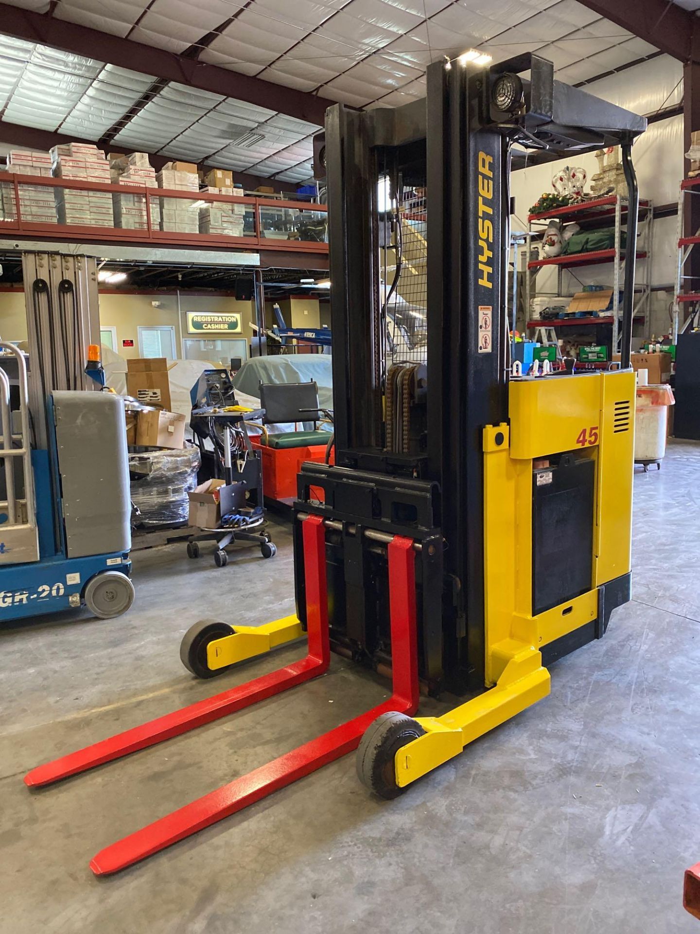 HYSTER ELECTRIC FORKLIFT MODEL N45XMR, 4,500 LB CAPACITY, 212" HEIGHT CAPACITY, TILT, SIDE SHIFT, 36 - Image 4 of 6