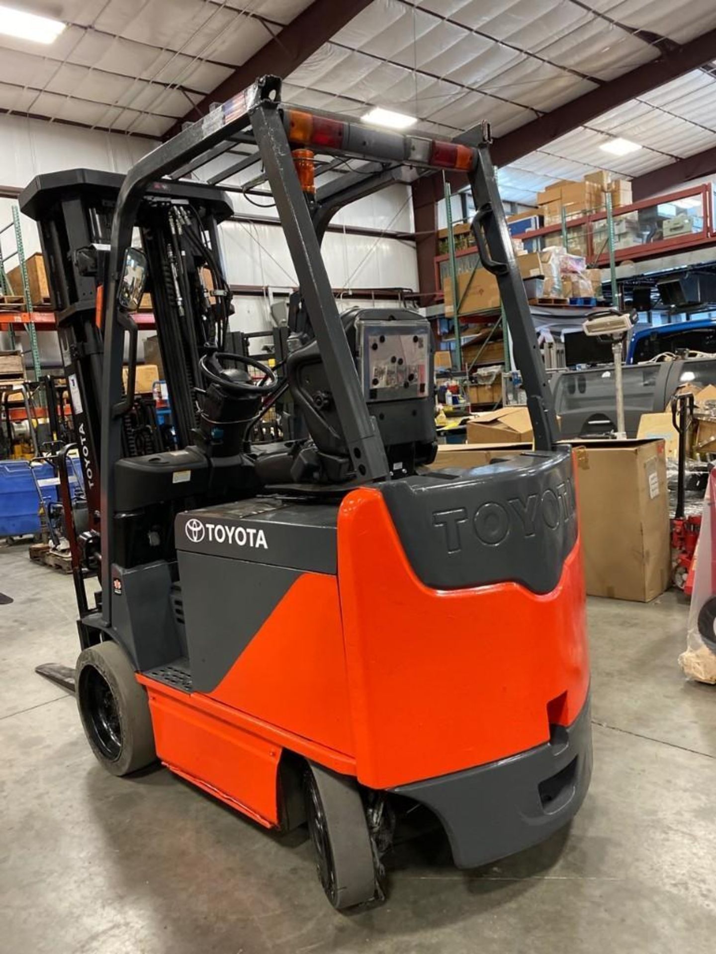 TOYOTA ELECTRIC FORKLIFT MODEL 8FBCU25, 278" HEIGHT CAPACITY, 2017 BATTERY, APPROX. 5,000 LB CAP - Image 5 of 8