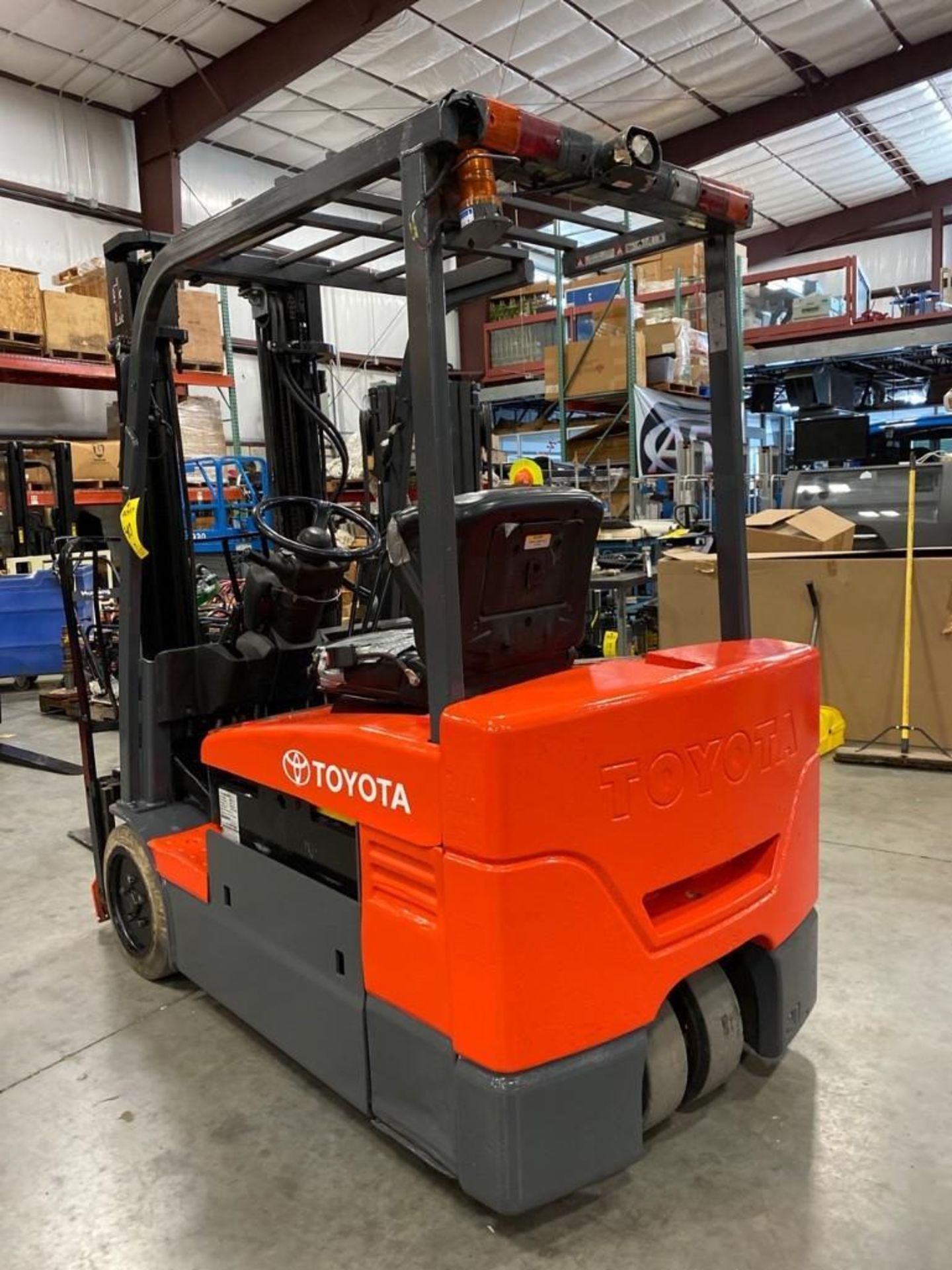 2014 TOYOTA ELECTRIC FORKLIFT MODEL 7FBEU20, 2017 BATTERY, 4,000 LB CAPACITY, TILT, SIDE SHIFT, RUNS - Image 5 of 10