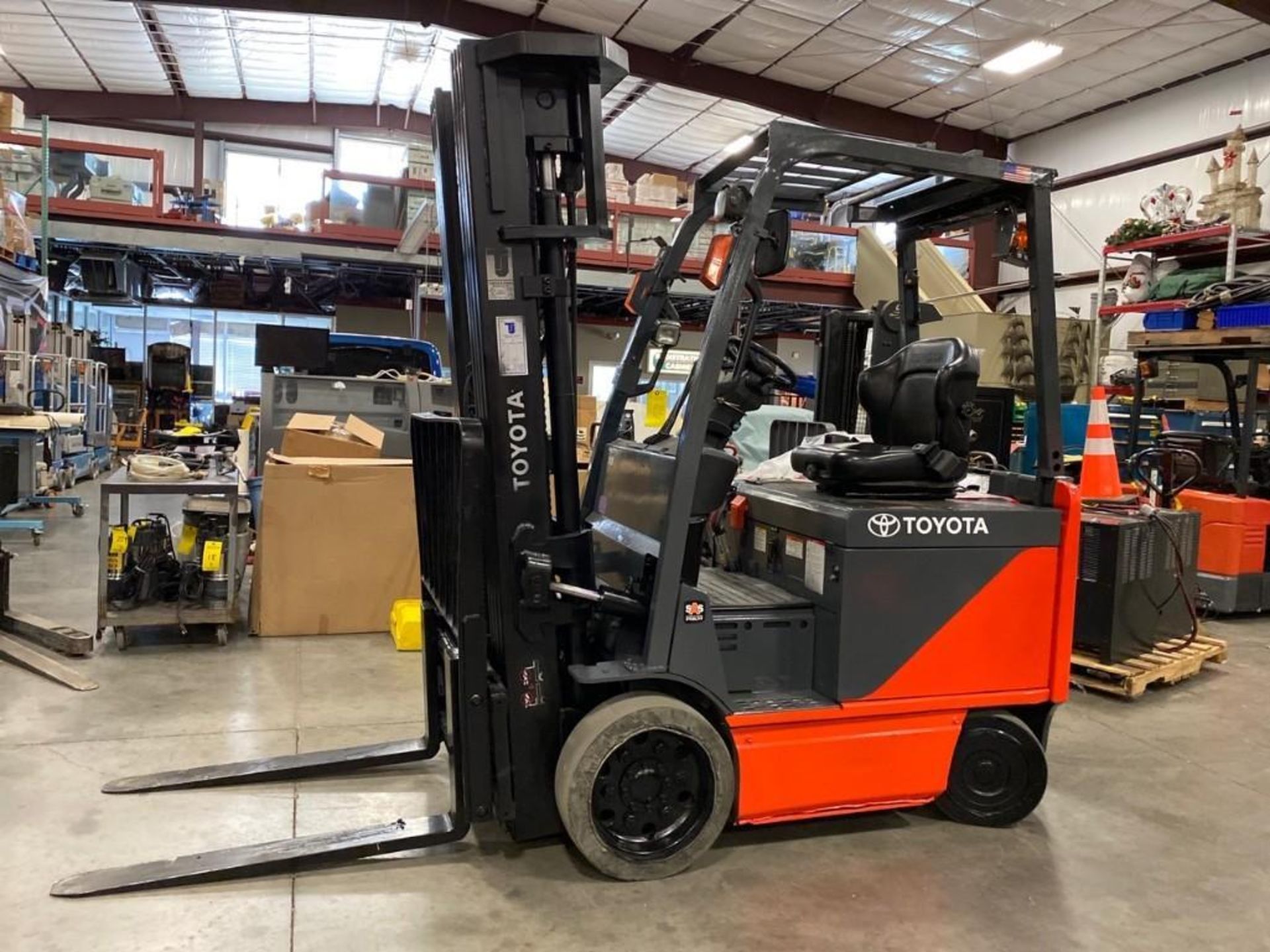 TOYOTA ELECTRIC FORKLIFT MODEL 8FBCU25, 278" HEIGHT CAPACITY, 2017 BATTERY, APPROX. 5,000 LB CAP