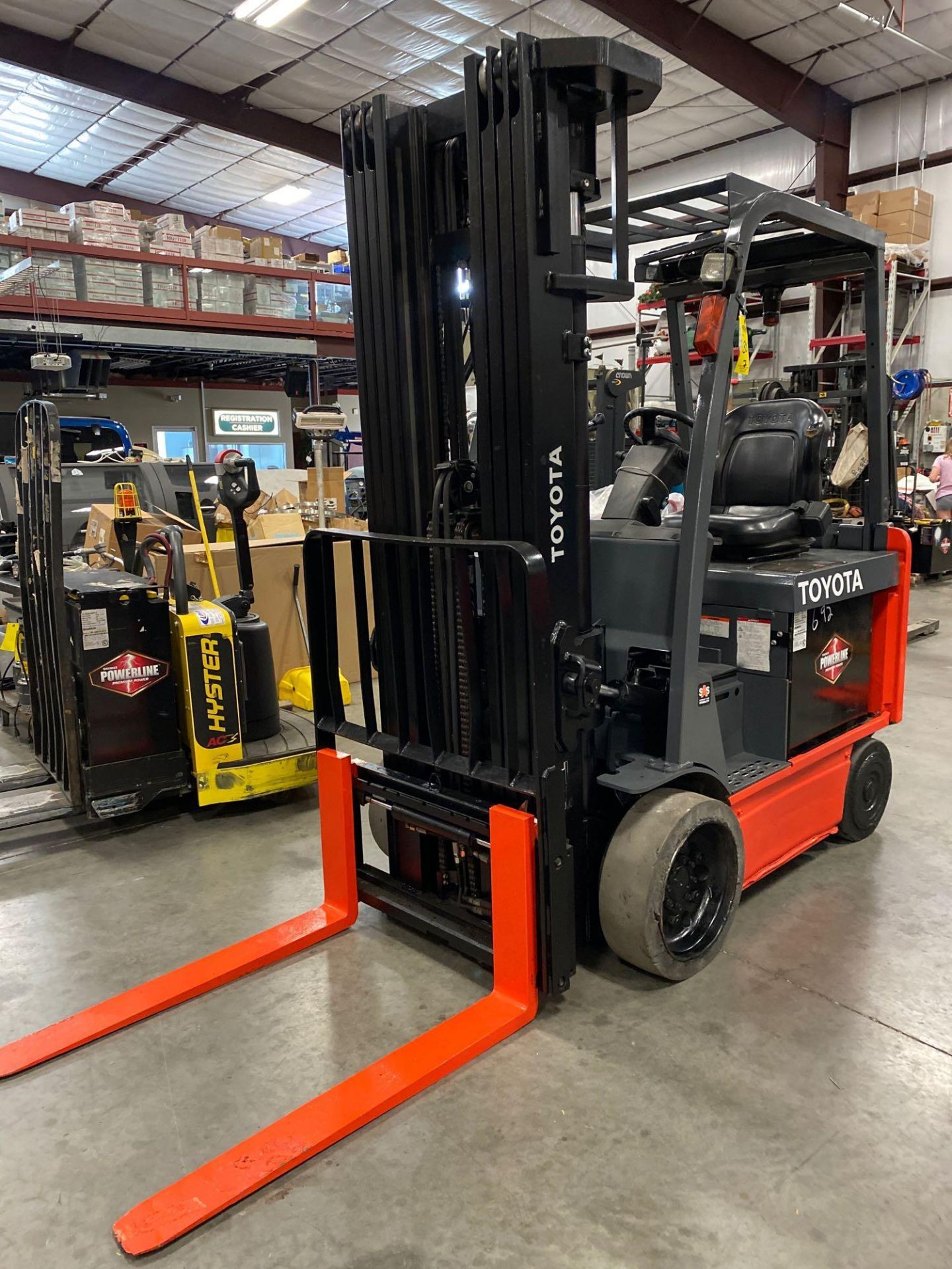 2014 TOYOTA 8FBCU25 ELECTRIC FORKLIFT, 36V 2017 BATTERY, SIDESHIFT, TILT, APPROX. 5,000 LB CAPACITY