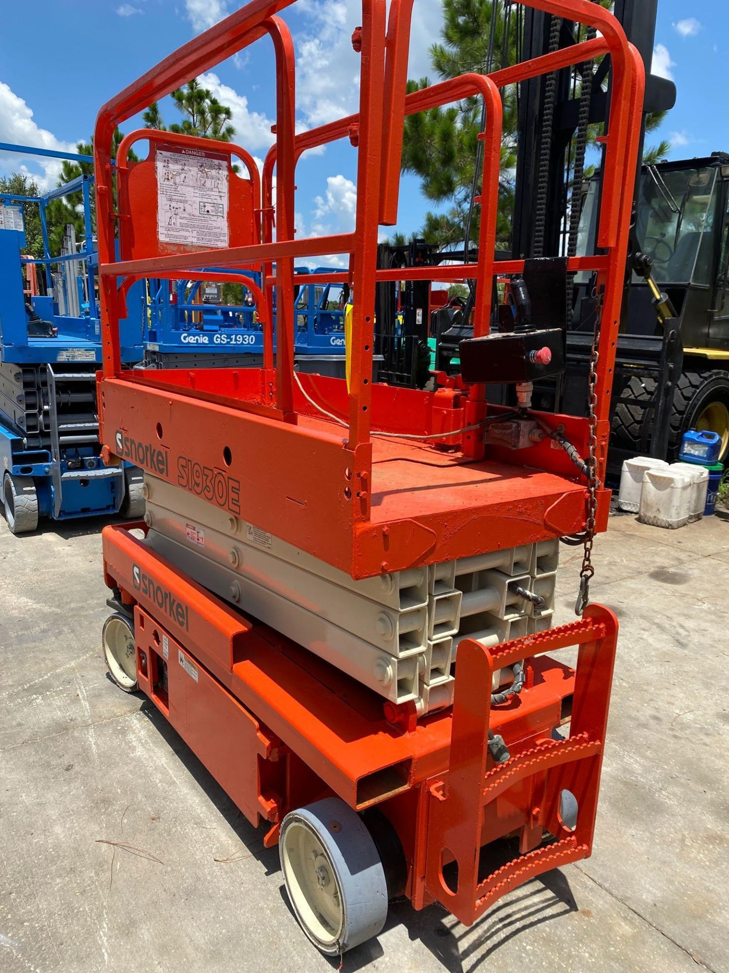 SNORKEL S1930E SCISSOR LIFT, 19’ PLATFORM HEIGHT, 24V, BUILTIN CHARGER - Image 4 of 4