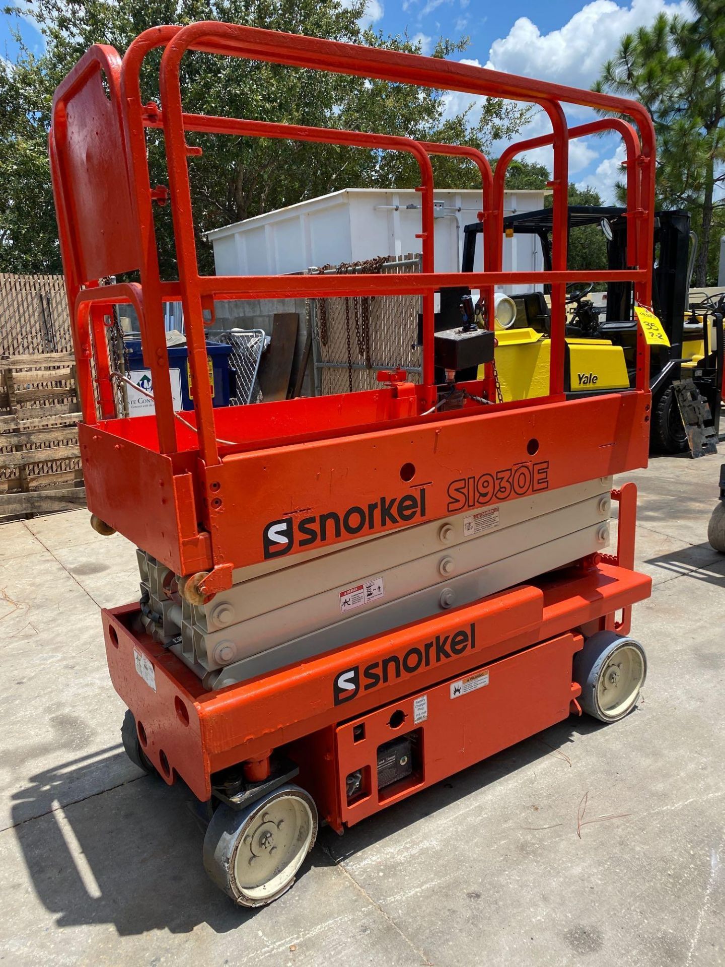 SNORKEL S1930E SCISSOR LIFT, 19’ PLATFORM HEIGHT, 24V, BUILTIN CHARGER - Image 2 of 4