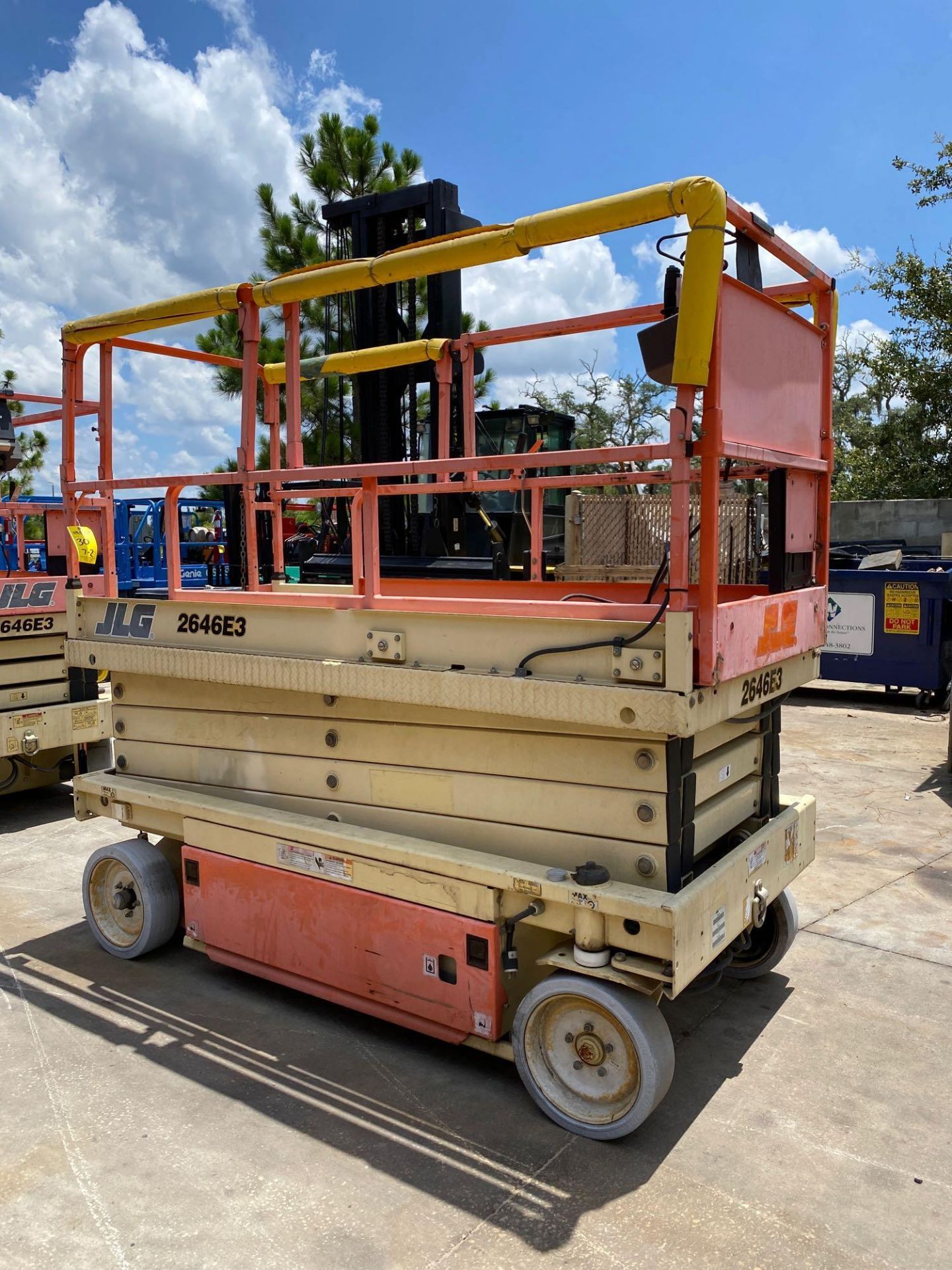 JLG 2646E3 ELECTRIC SCISSOR LIFT, 26' PLATFORM HEIGHT, 1,000 LB WEIGHT CAPACITY, SLIDE OUT PLATFORM, - Image 3 of 8