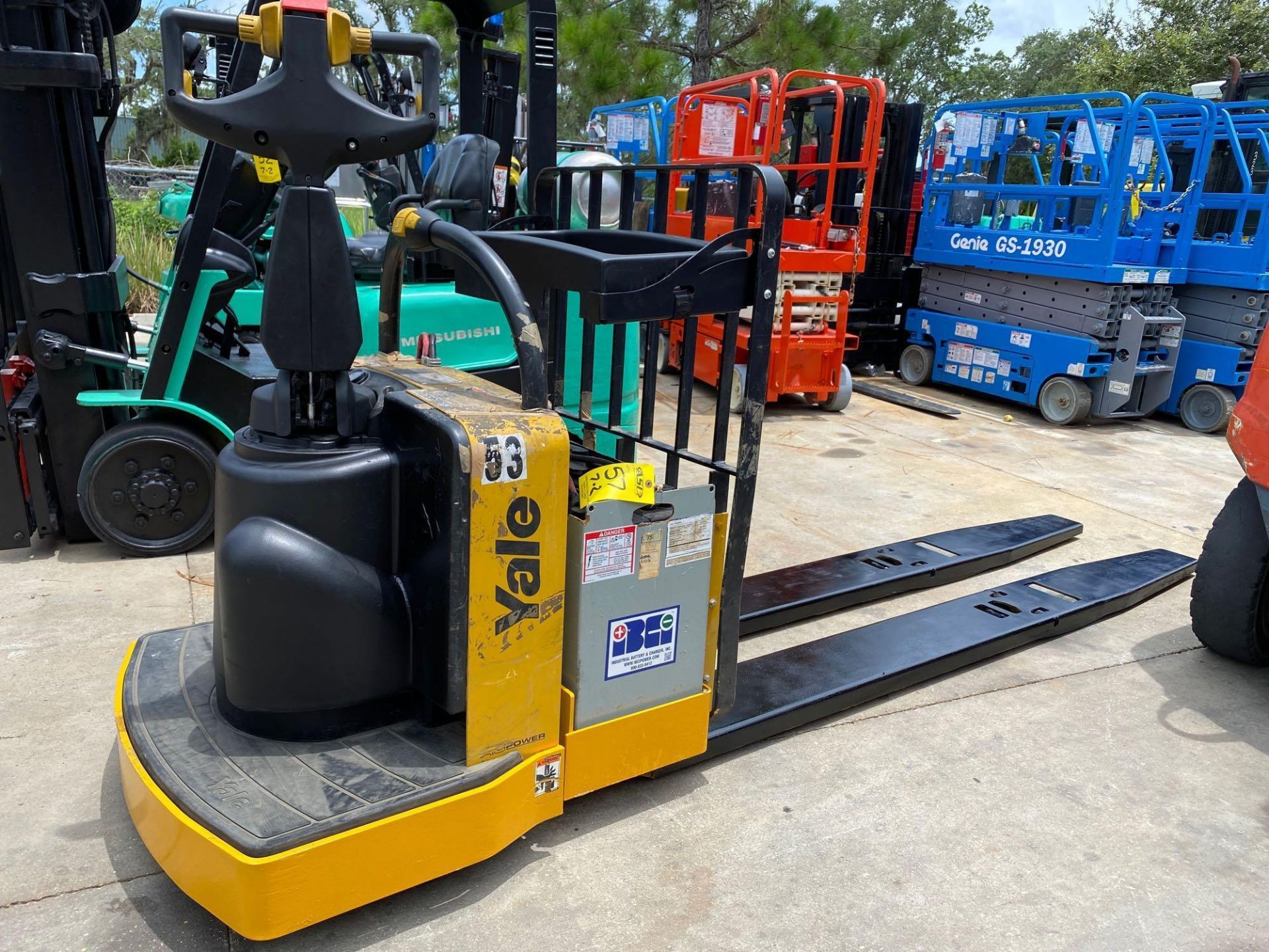 YALE MPE080 ELECTRIC PALLET JACK, 8,000 LB CAPACITY, RUNS AND OPERATES - Image 2 of 5