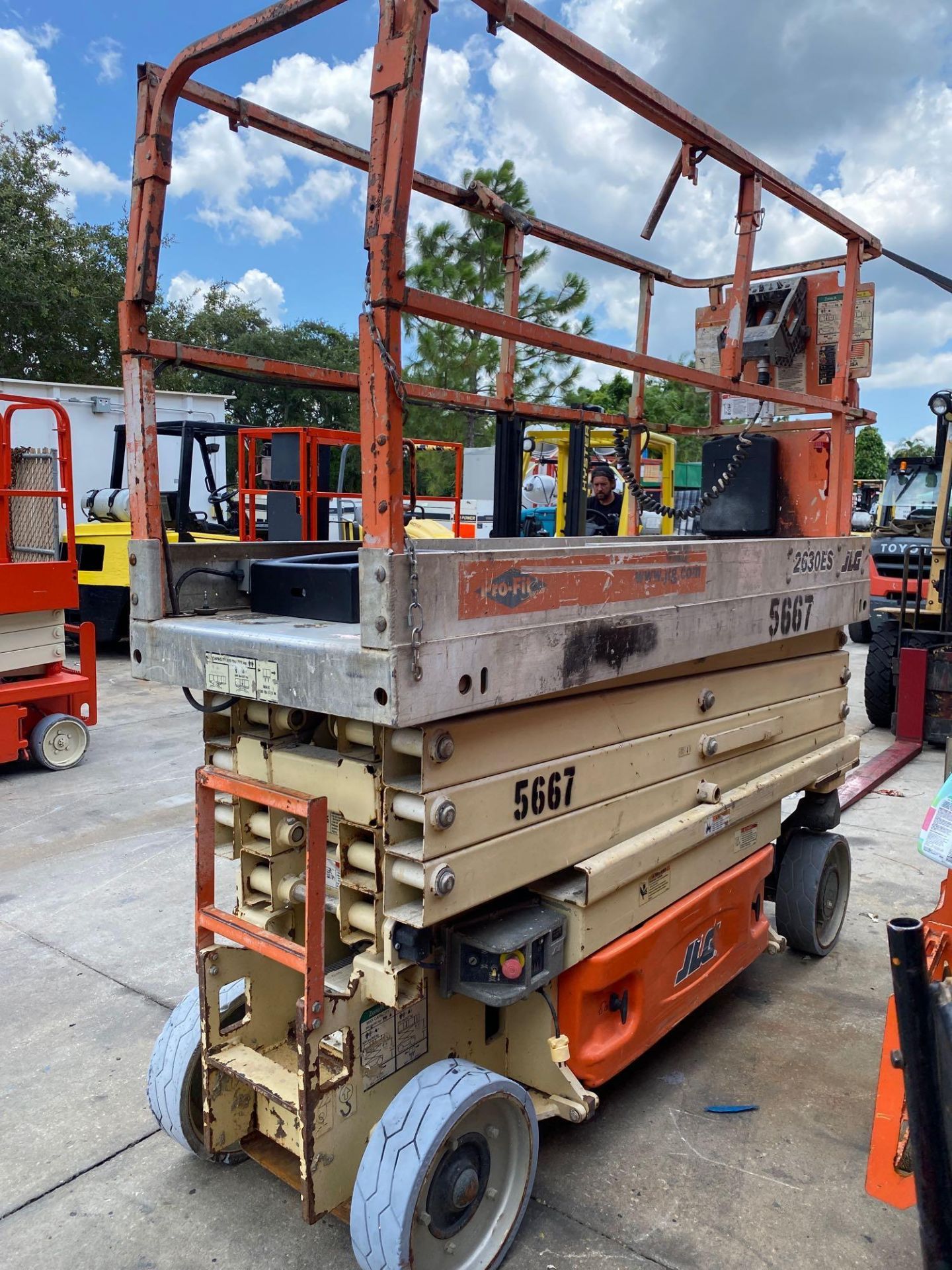 JLG 2630ES ELECTRIC SCISSOR LIFT, 26' PLATFORM HEIGHT, BUILT IN BATTERY CHARGER, SLIDE OUT PLATFORM, - Image 4 of 5