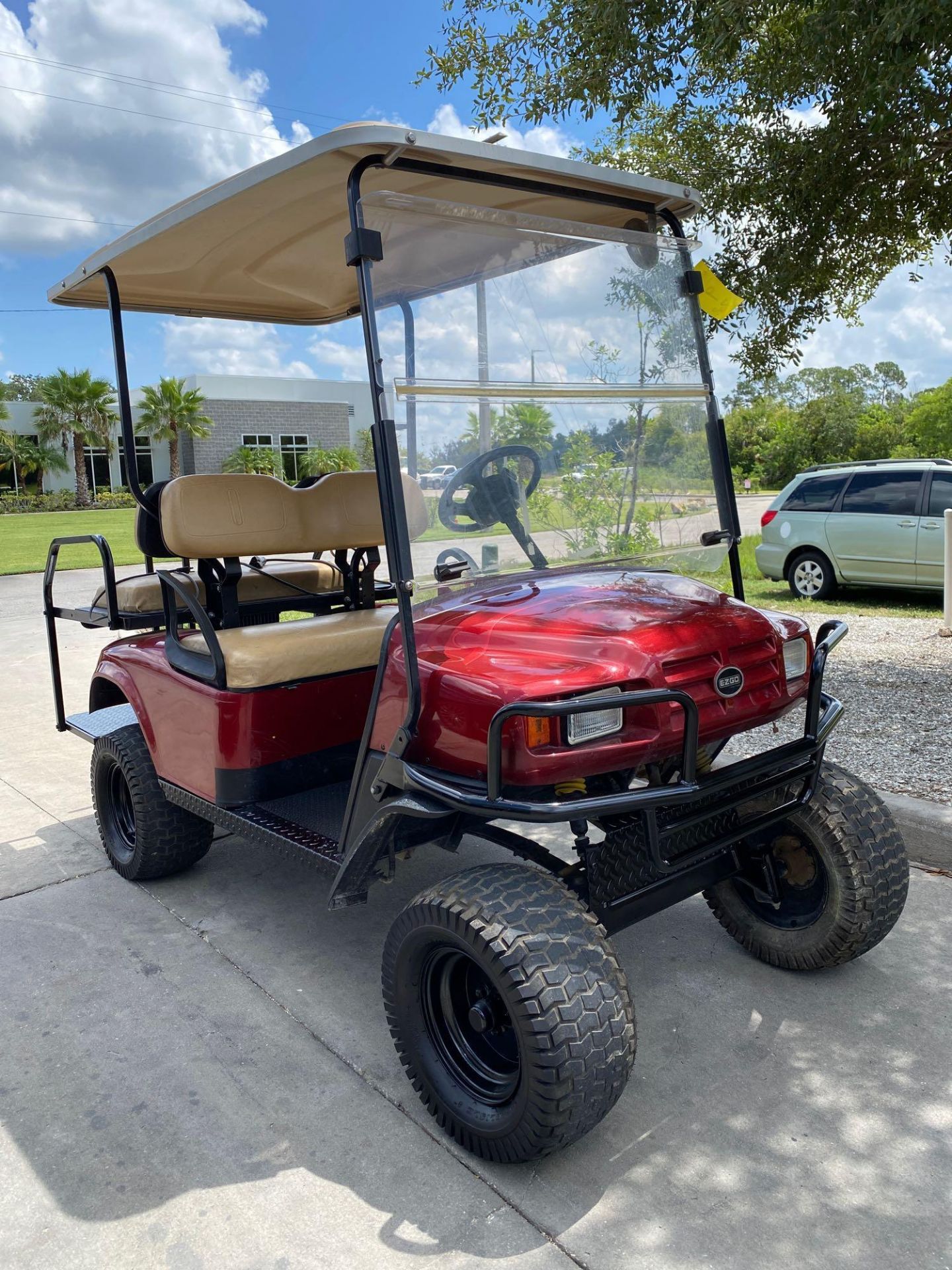 2012 EZ-GO ELECTRIC GOLF CART, BUILT IN BATTERY CHARGER, 4-SEATER, RUNS AND DRIVES