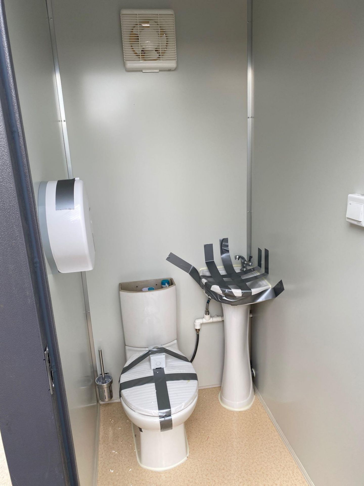 UNUSED PORTABLE 2 STALL BATHROOM UNIT. PLUMBING AND ELECTRIC HOOKUP, FORK POCKETS - Image 5 of 6