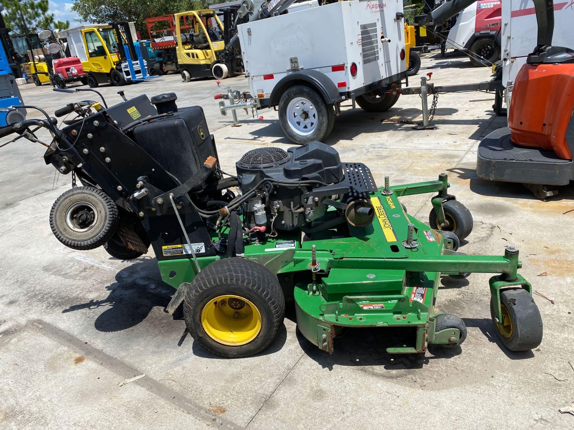 2015 JOHN DEER RIDE ON MOWER, GAS POWERED, RUNS AND OPERATES - Image 4 of 8