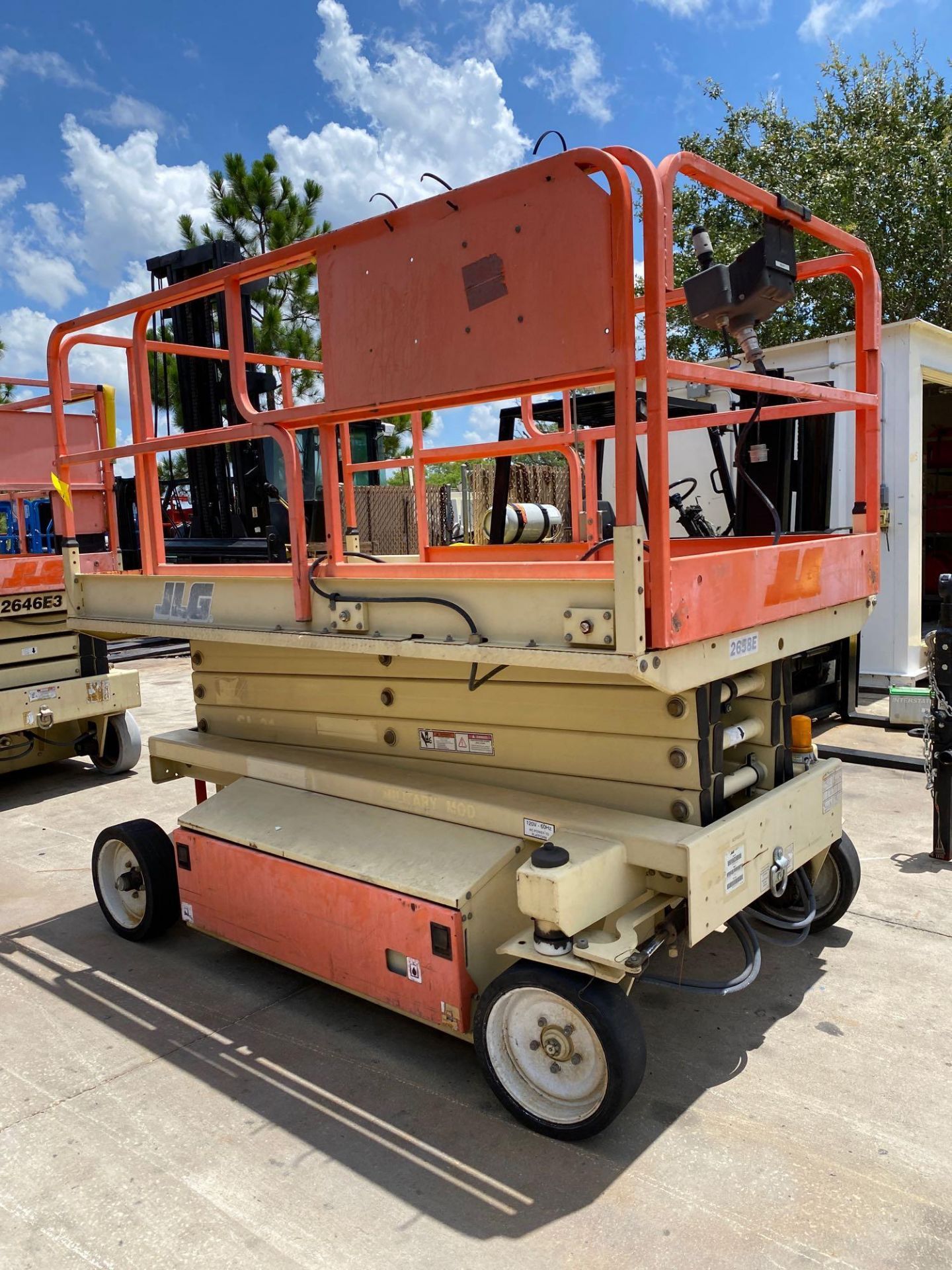 JLG 2658 ELECTRIC SCISSOR LIFT, 26' PLATFORM HEIGHT, 1,000 LB WEIGHT CAPACITY, SLIDE OUT PLATFORM, B - Image 3 of 5