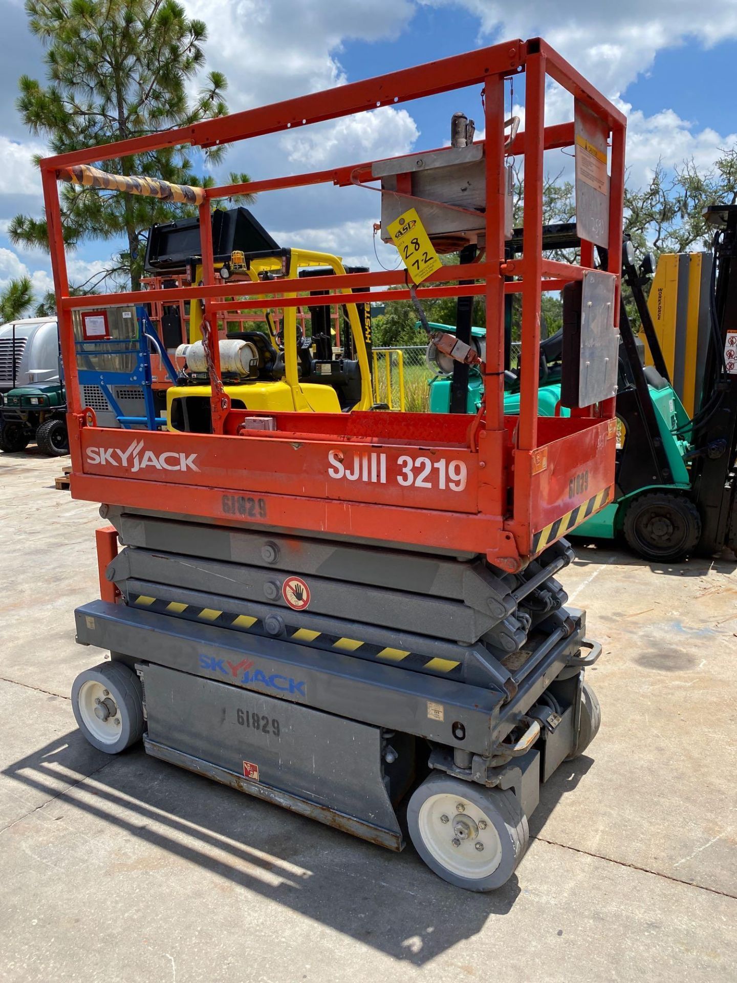 SKYJACK SJIII 3219 ELECTRIC SCISSOR LIFT, 19' PLATFORM HEIGHT, SLIDE OUT PLATFORM, BUILT IN BATTERY